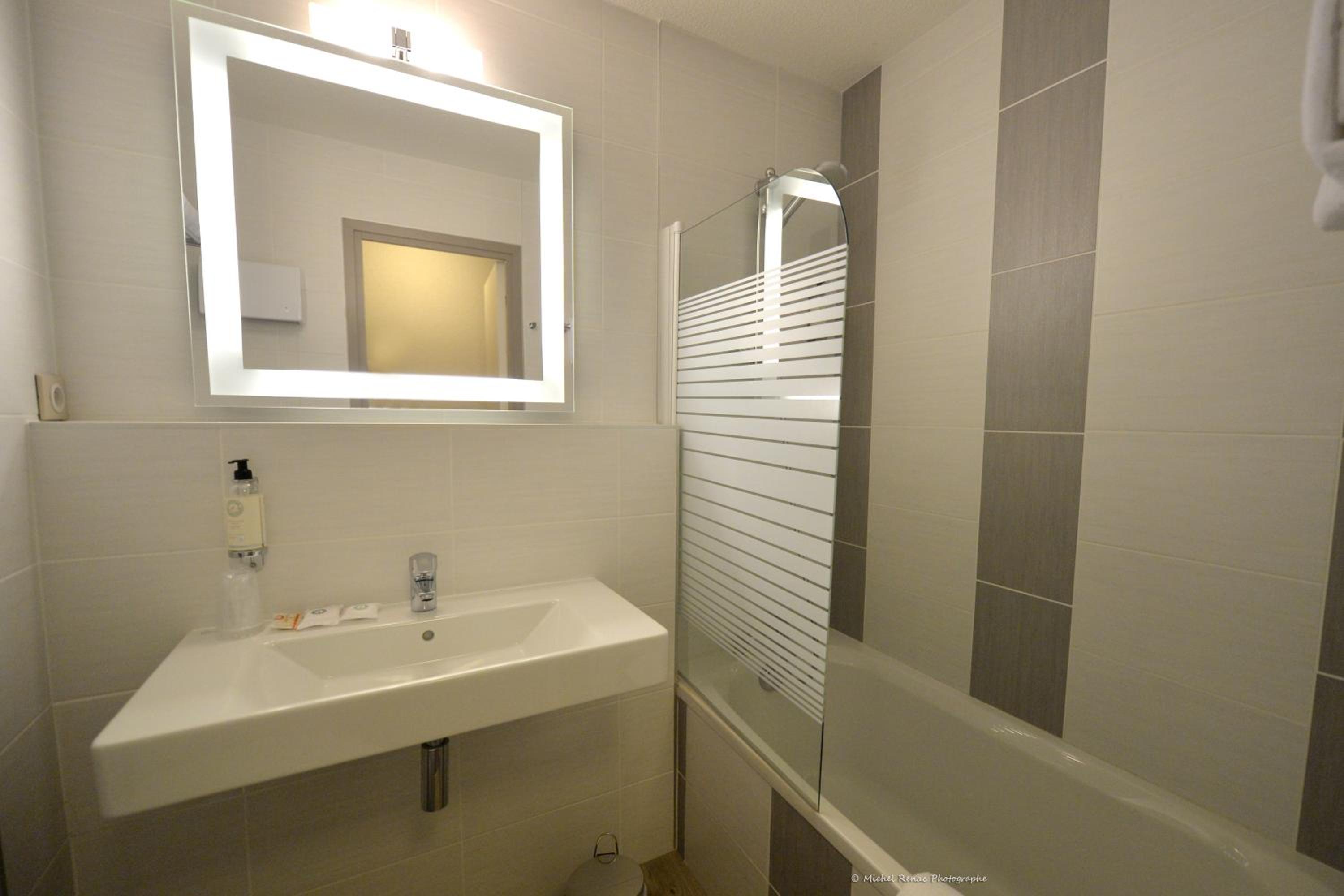 Superior Room with One Double Bed and One Single Bed - Photo 3