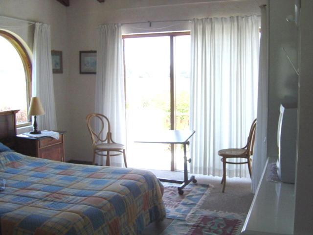 Five-Bedroom House photo 1