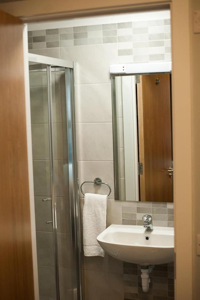 Double Room with Private Bathroom - Photo 8