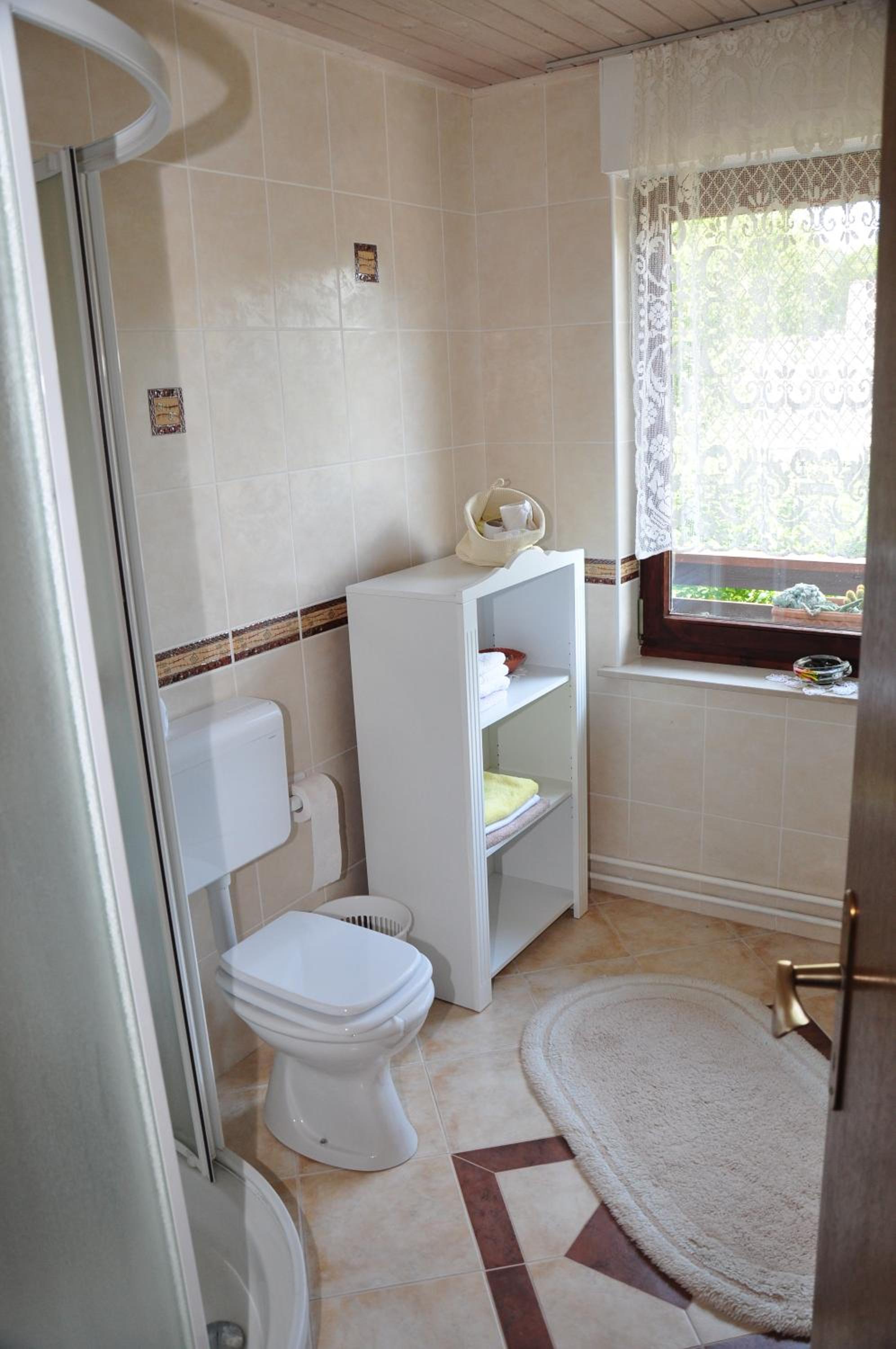 Three-Bedroom Apartment with Balcony and Mountain View - Photo 40