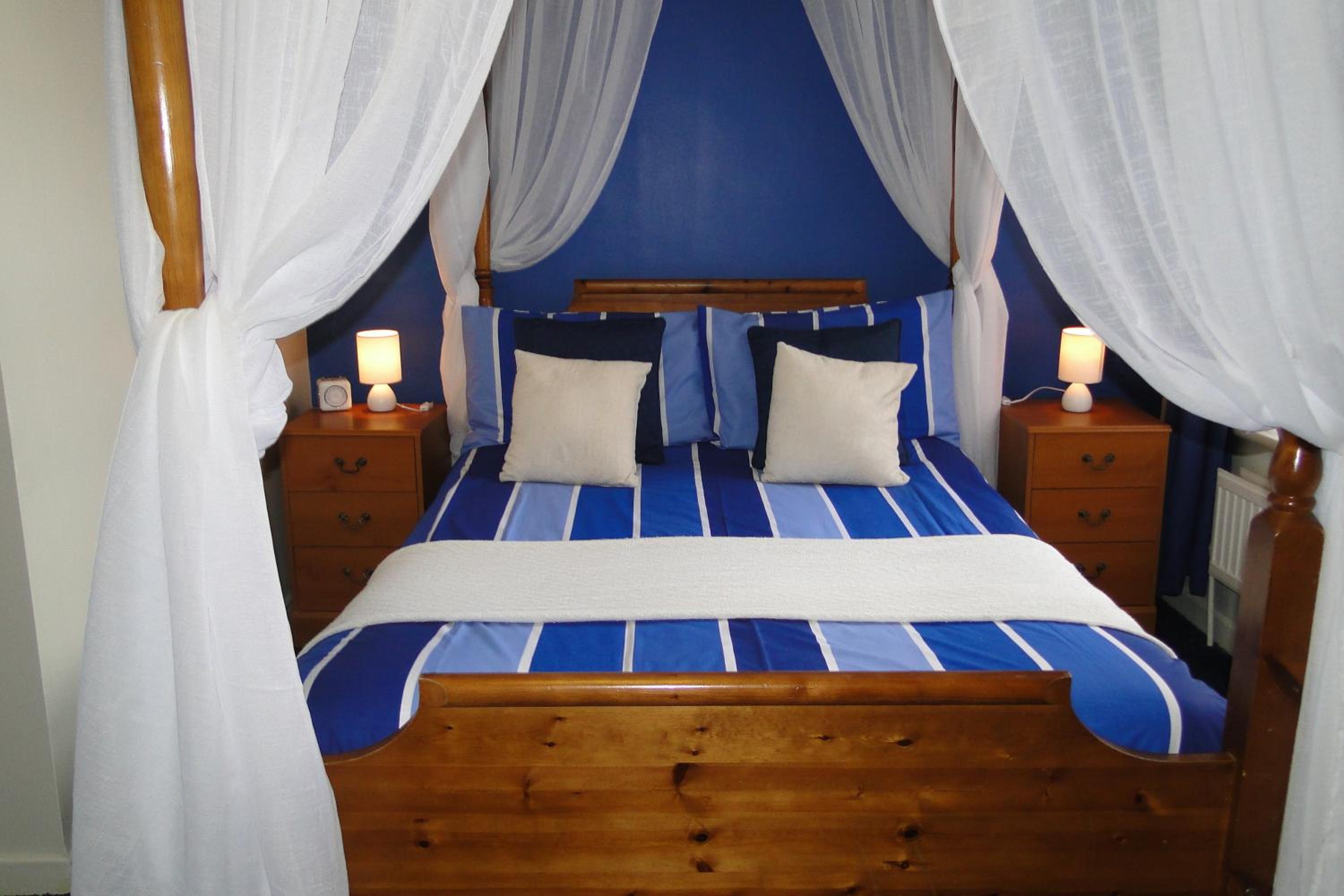 Room with Four-Poster Bed - Photo 1