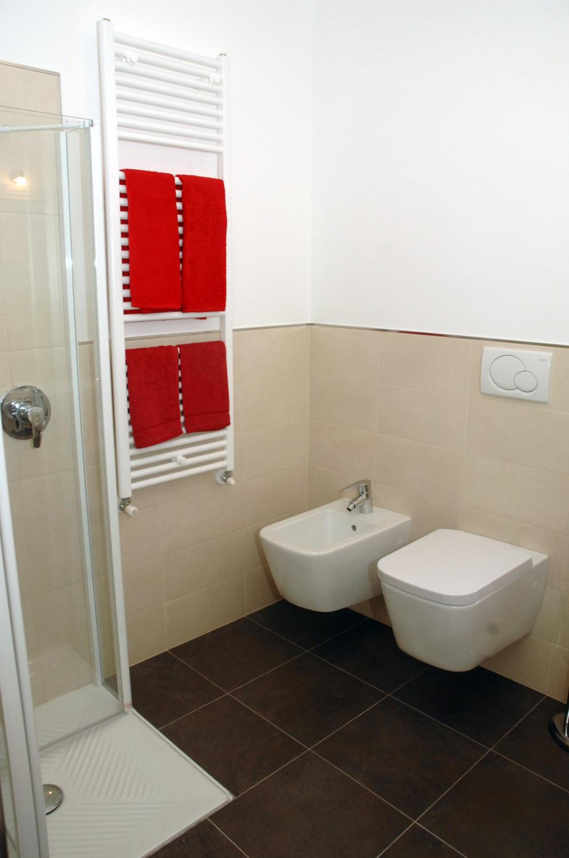 Large Double Room - Photo 4
