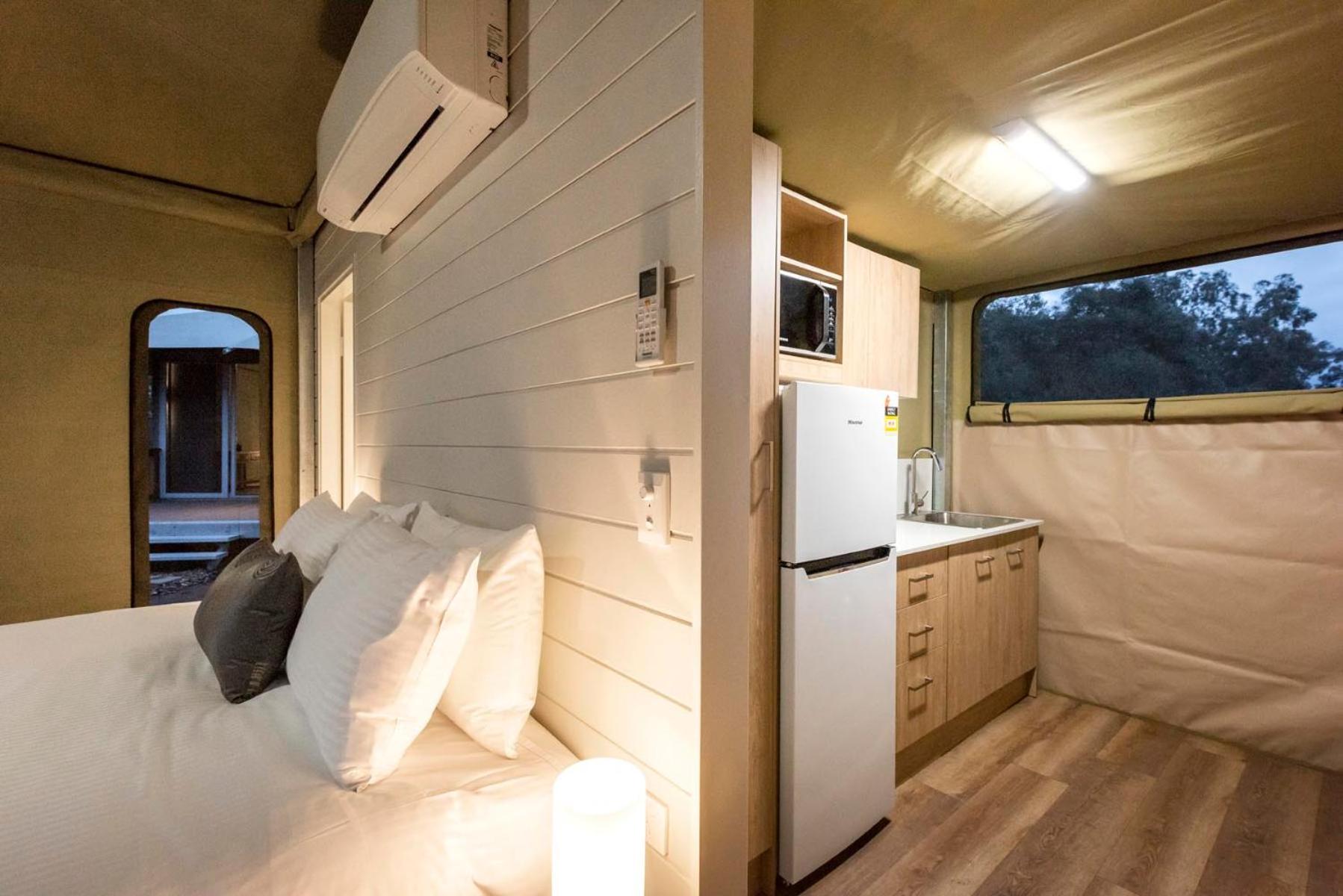 Deluxe Safari Tent - sleeps 2 ADULTS ONLY  photo 3