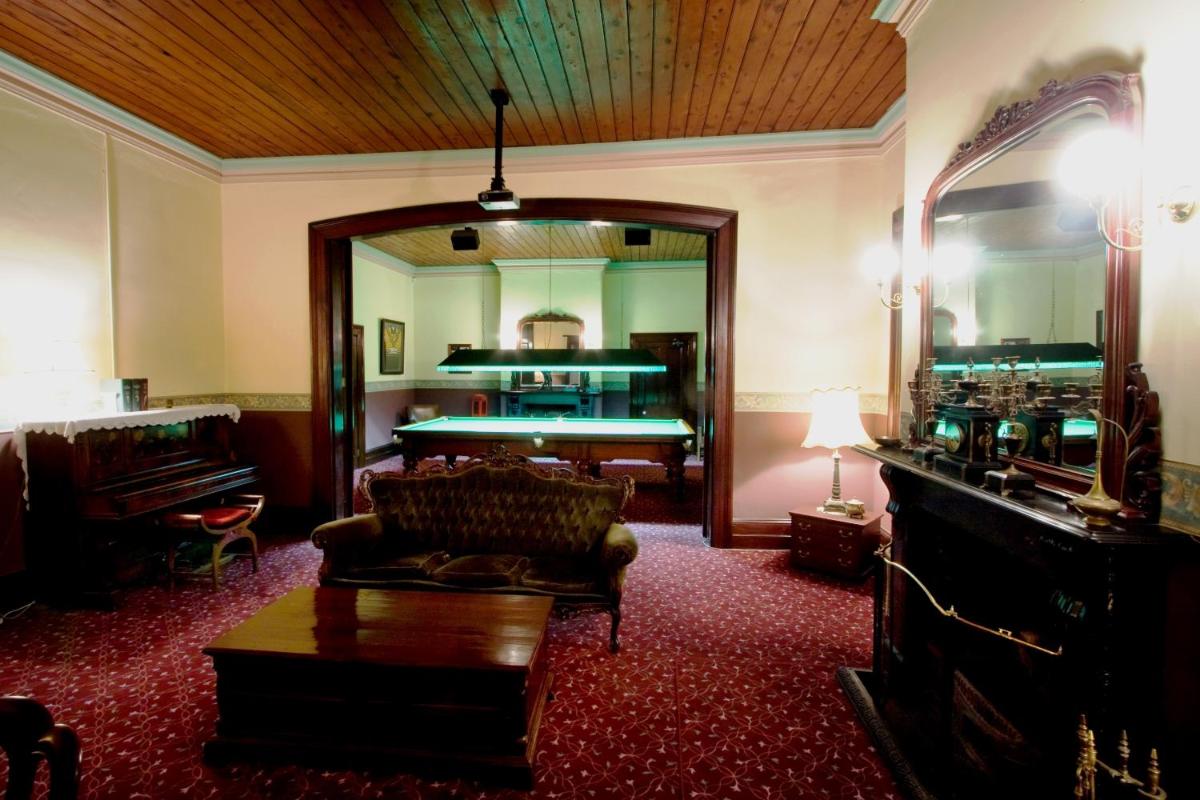 Gill Large Queen Room with Shared Bathroom photo 3