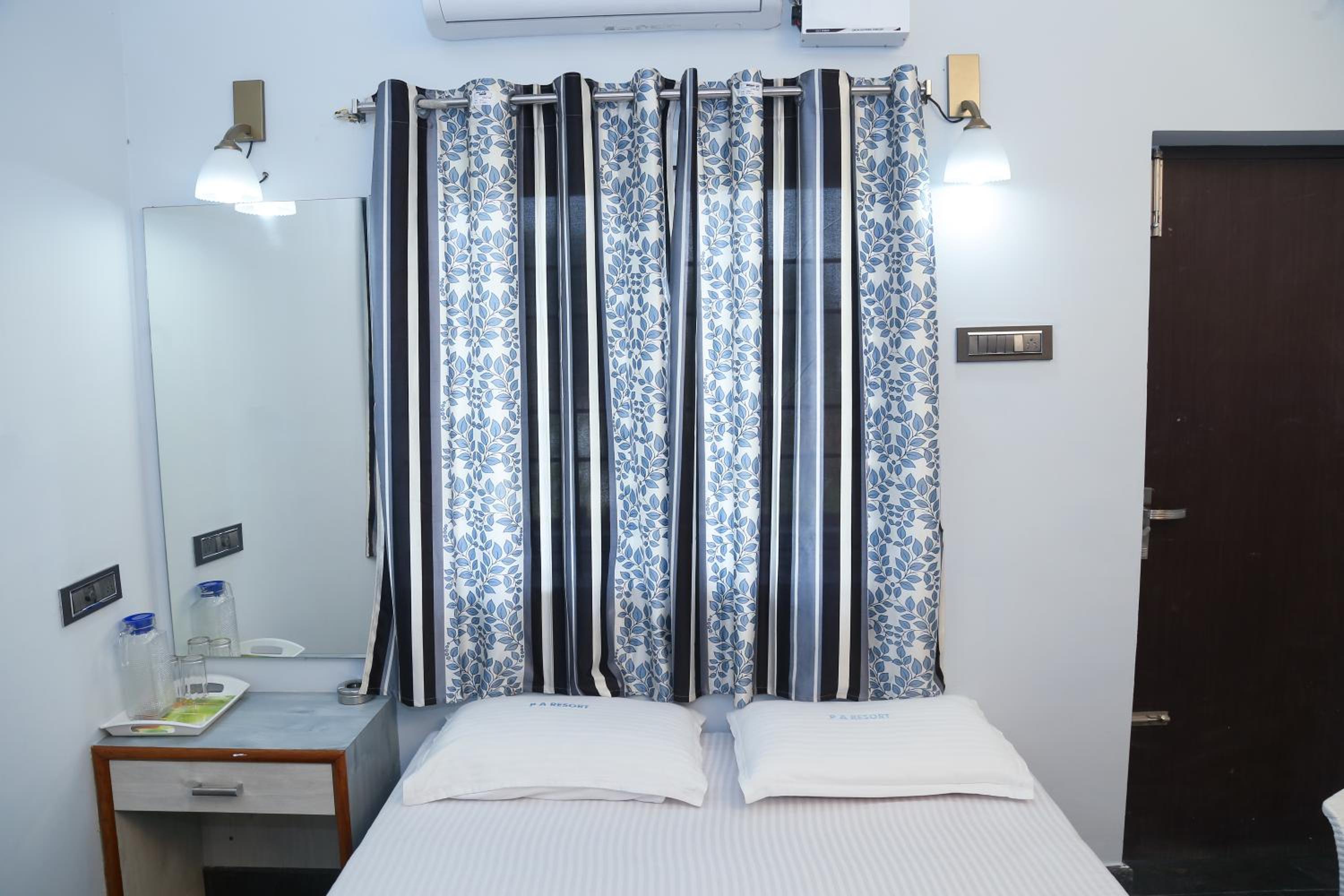 Deluxe Double Room with Balcony - Photo 10