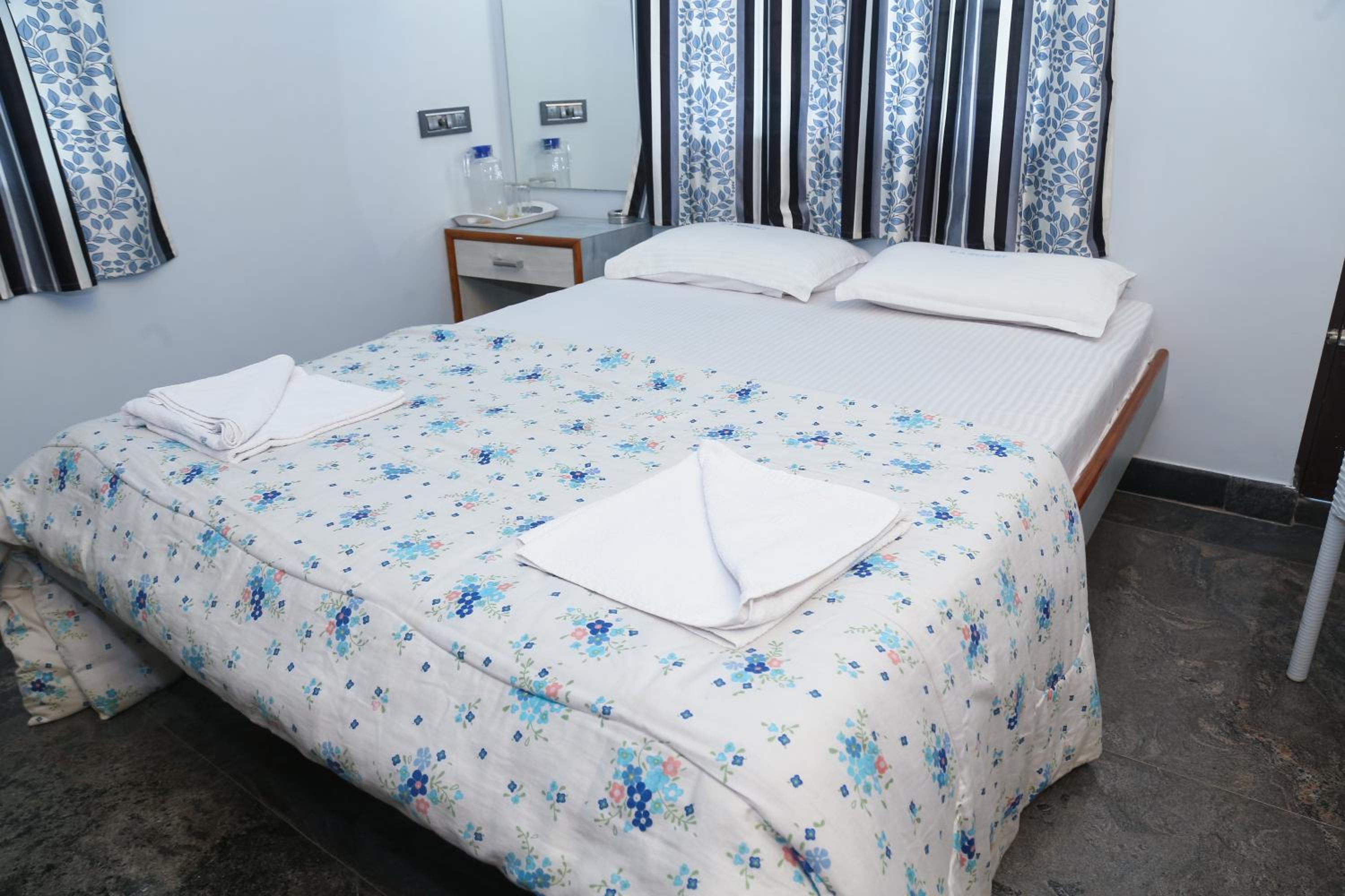 Deluxe Double Room with Balcony - Photo 4
