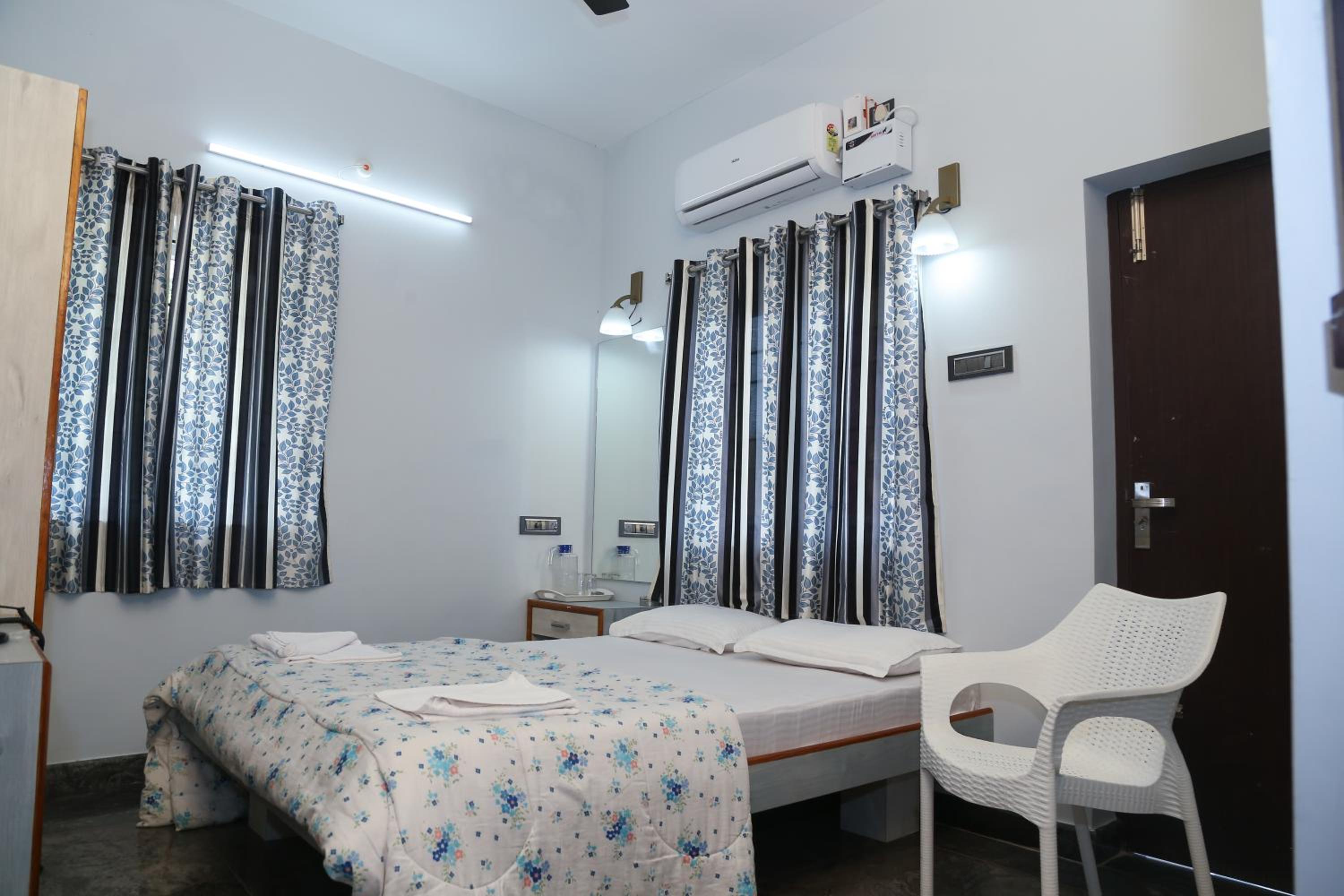 Deluxe Double Room with Balcony - Photo 1