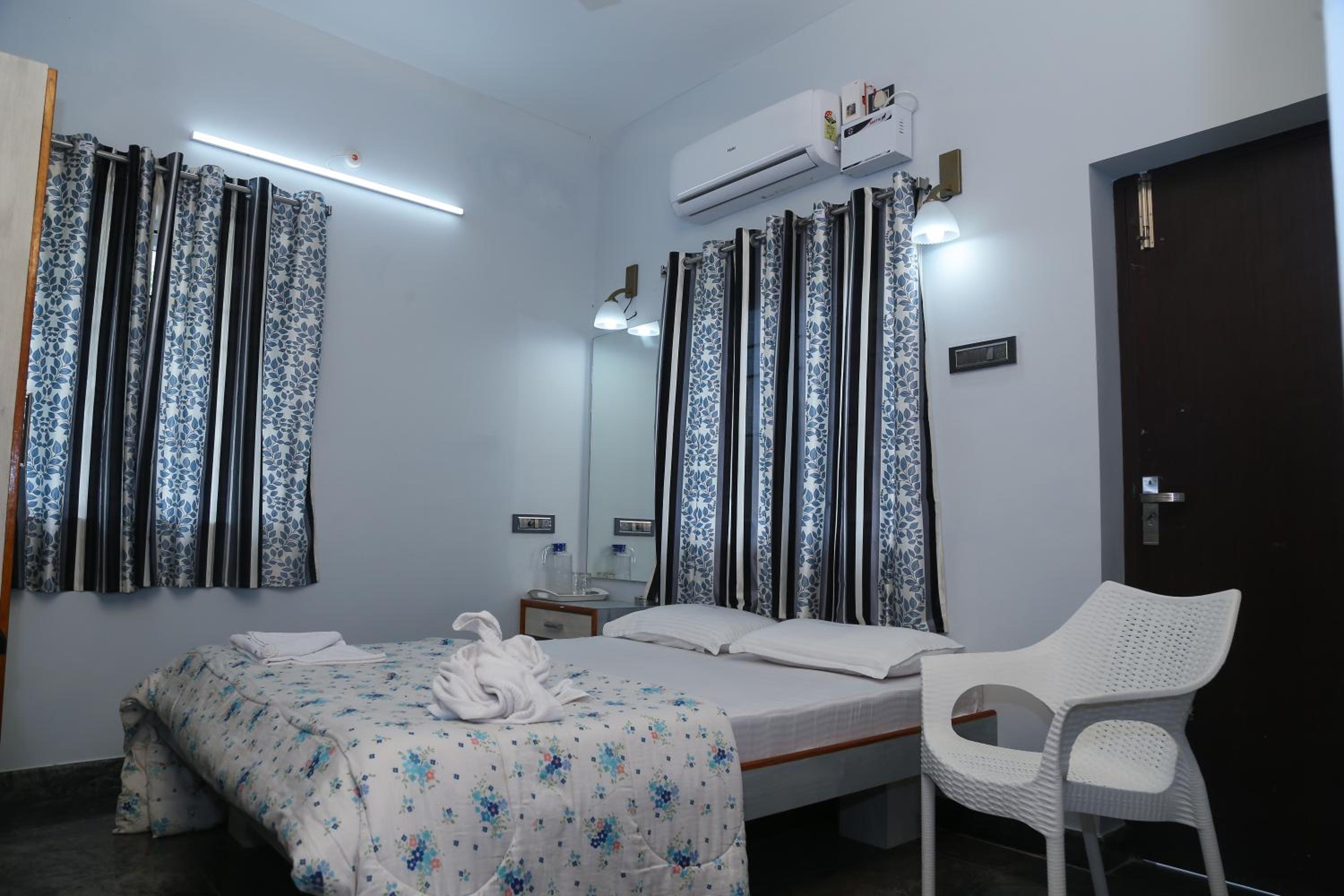 Deluxe Double Room with Balcony - Photo 2