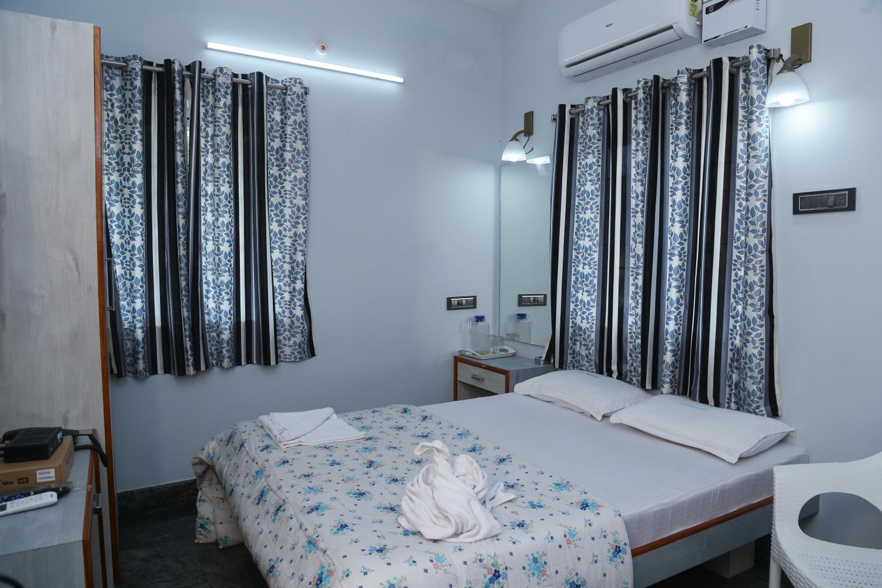 Deluxe Double Room with Balcony - Photo 3