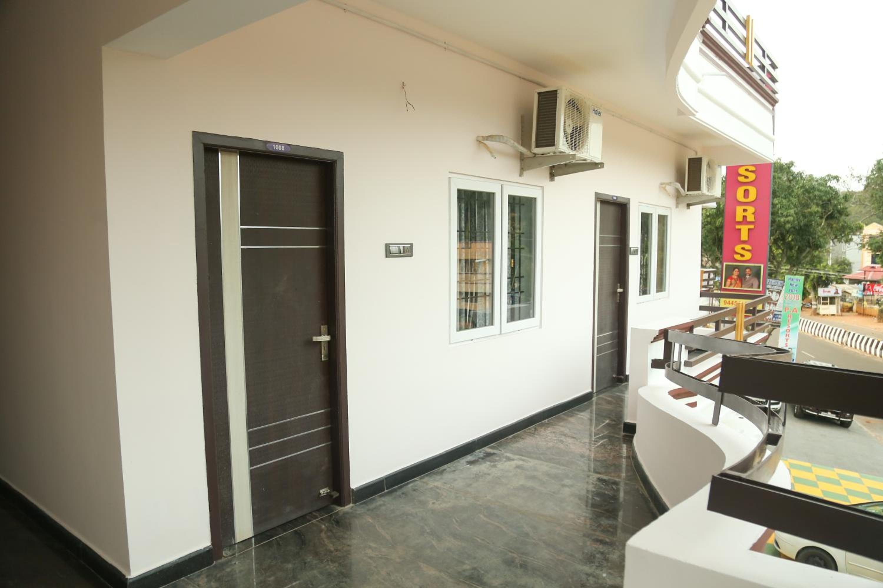 Deluxe Double Room with Balcony - Photo 8