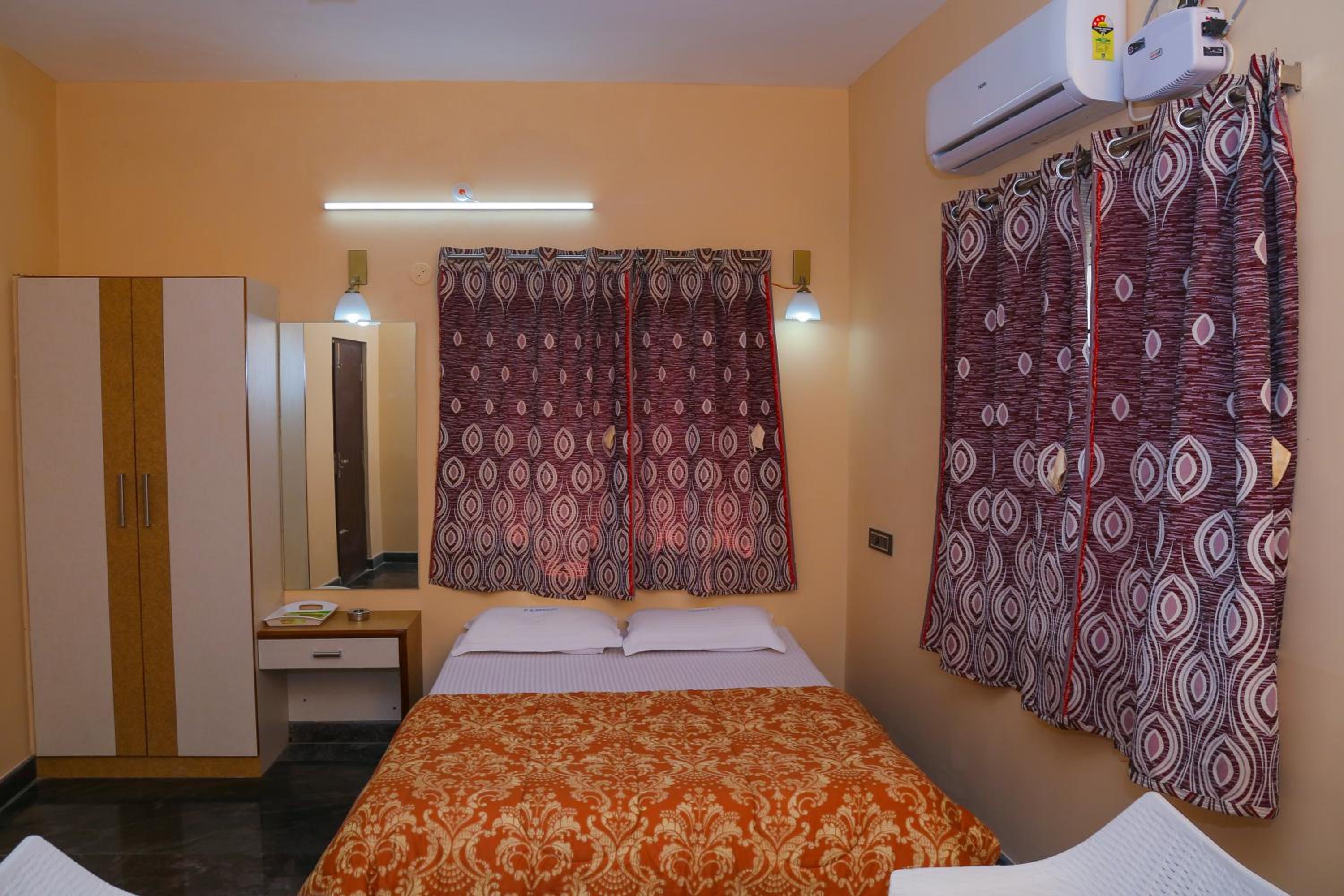 Deluxe Double Room with Balcony - Photo 6