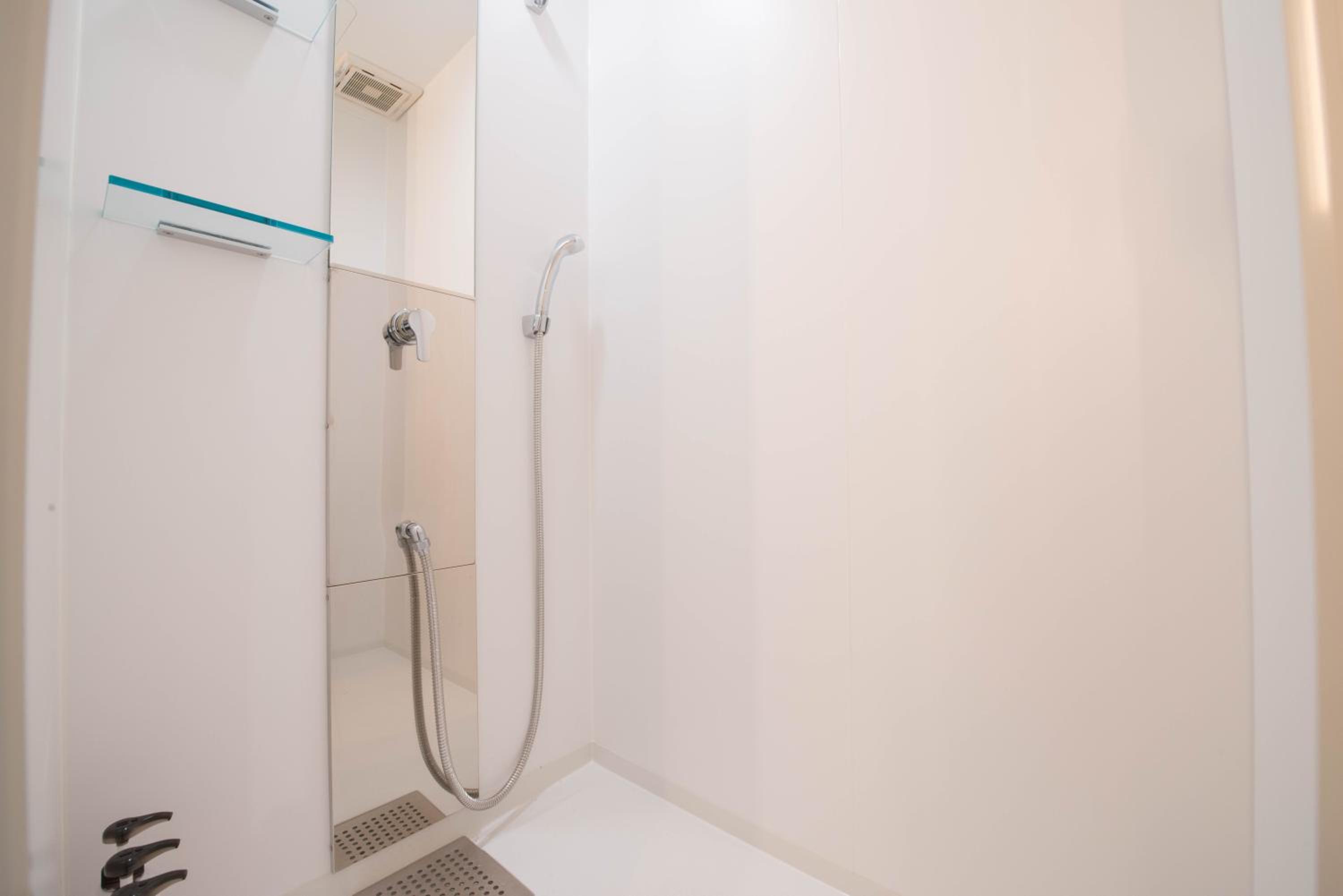 Twin Room with Shower thumbnail 6