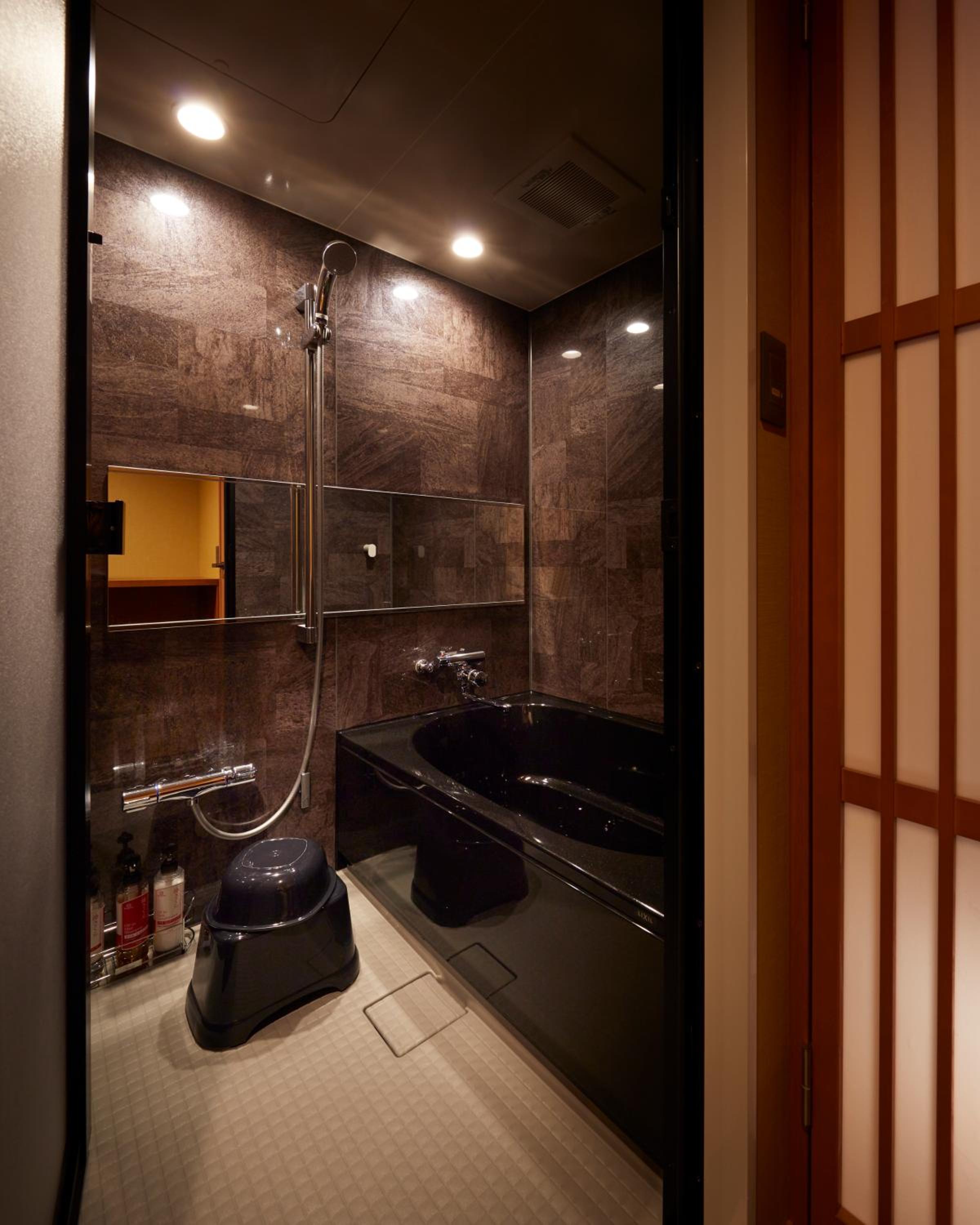 Twin Room with Bath thumbnail 6