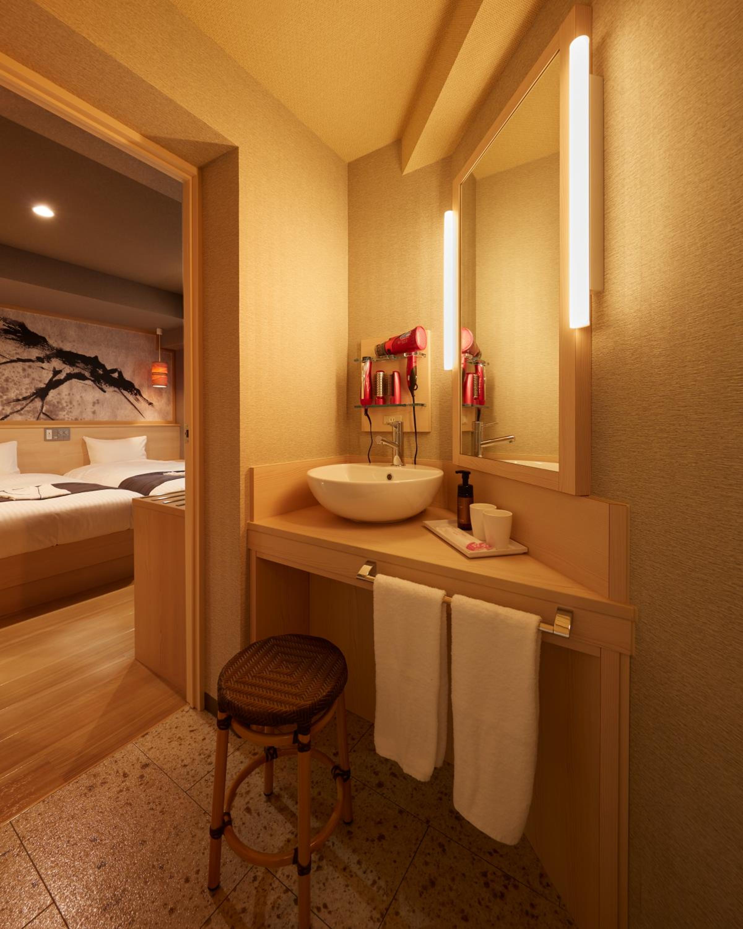 Comfort Twin Room with Shower thumbnail 6