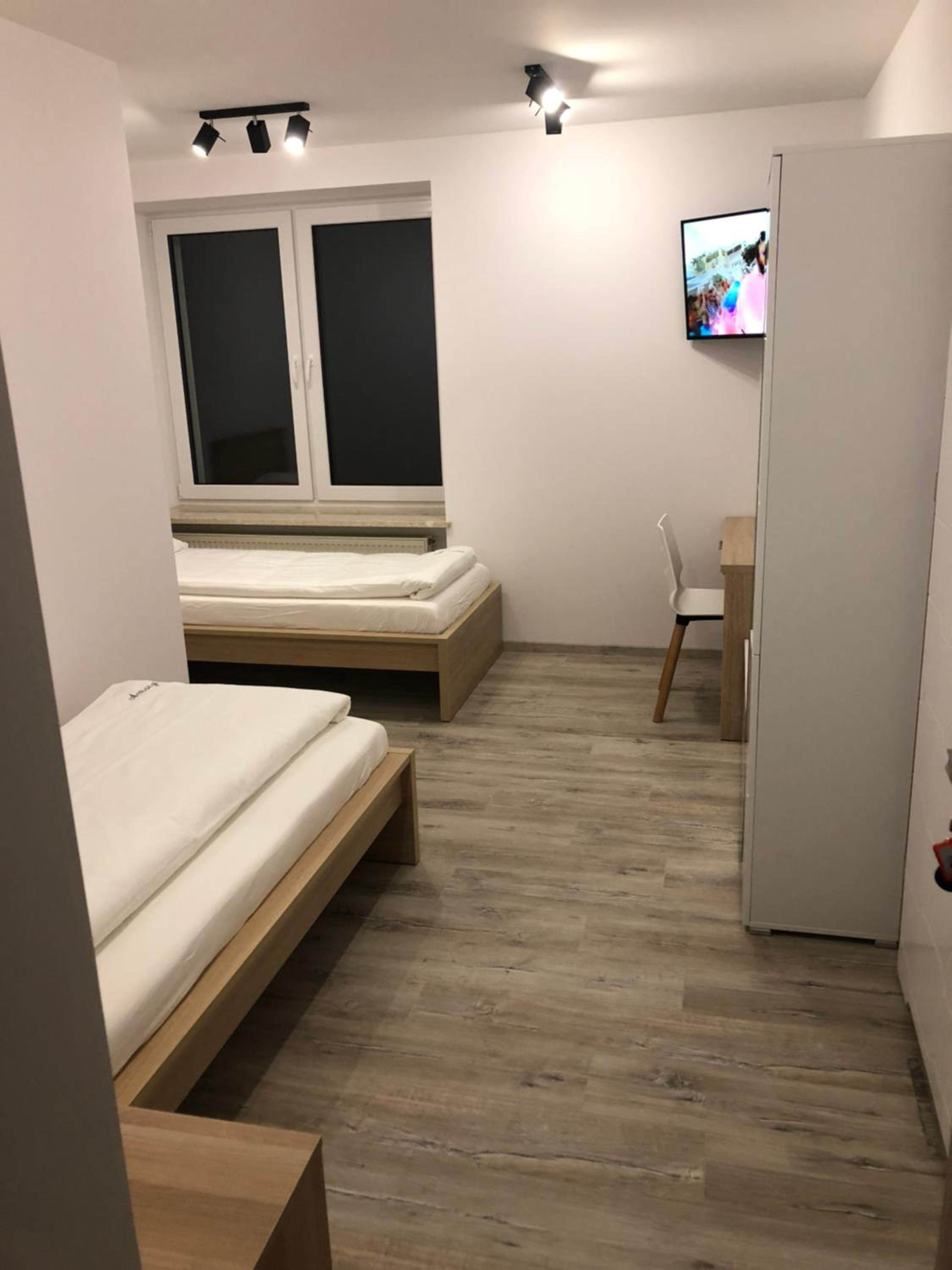 Large Twin Room - Photo 4