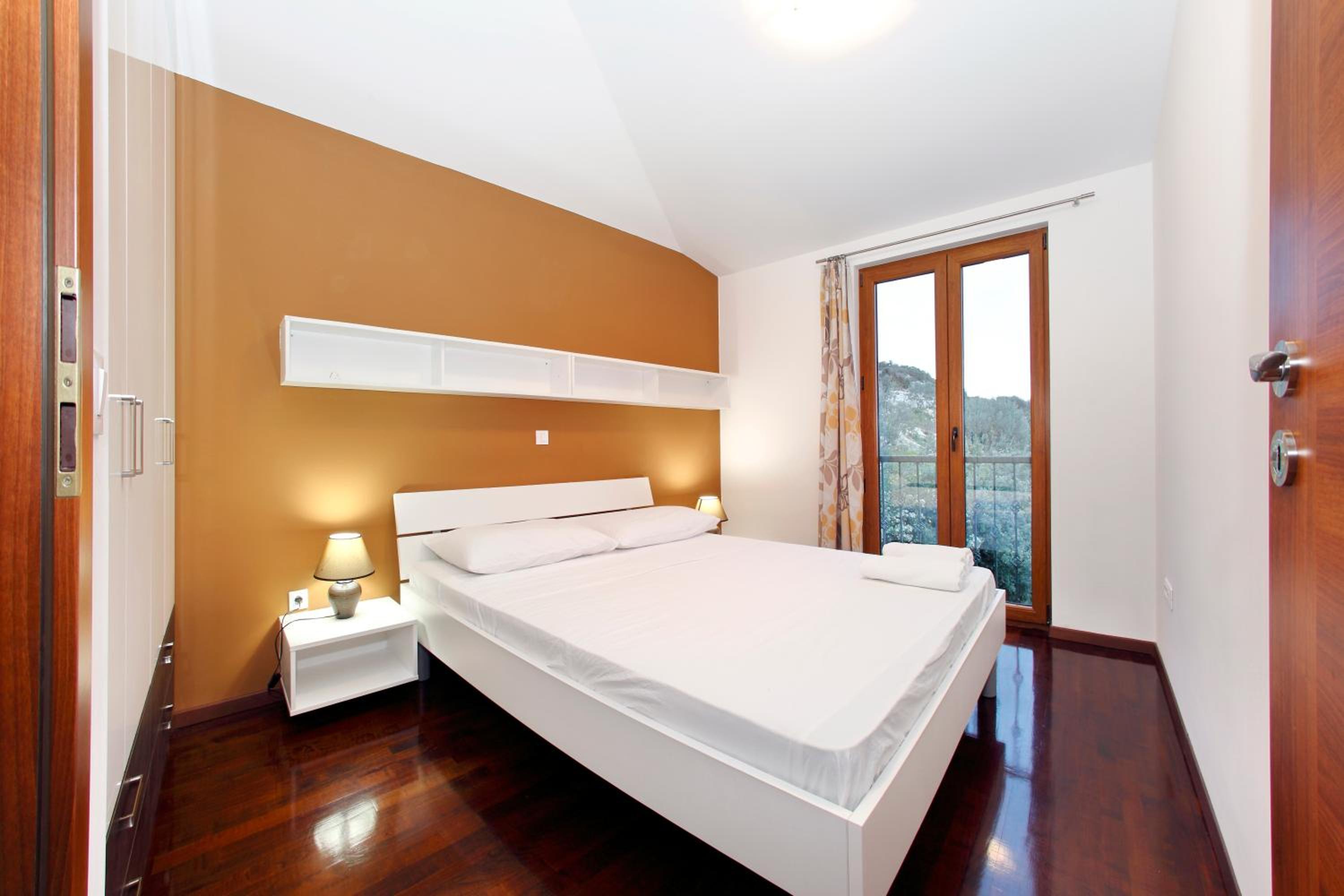 Three-Bedroom Apartment with Balcony and Sea View photo 3