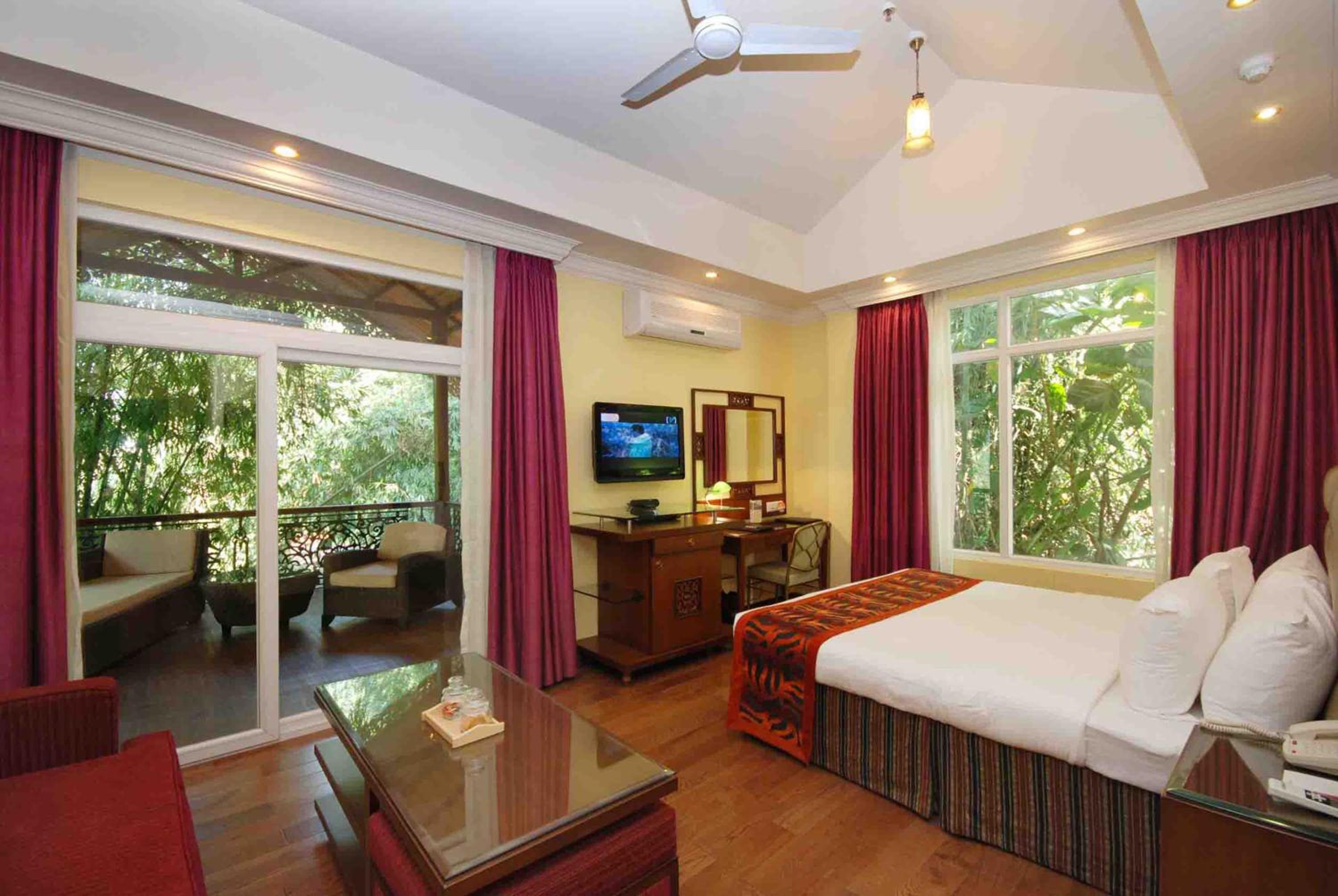 Family Room - 10% Discount on Foods & Soft Beverages* | 15% Discounts on Laundry Services* | INR 500 spa credit during your stay on selective Massage services. TnC Apply.* | Free Minibar - 2 cans of soft Beverages (Once on Arrival) - Photo 2