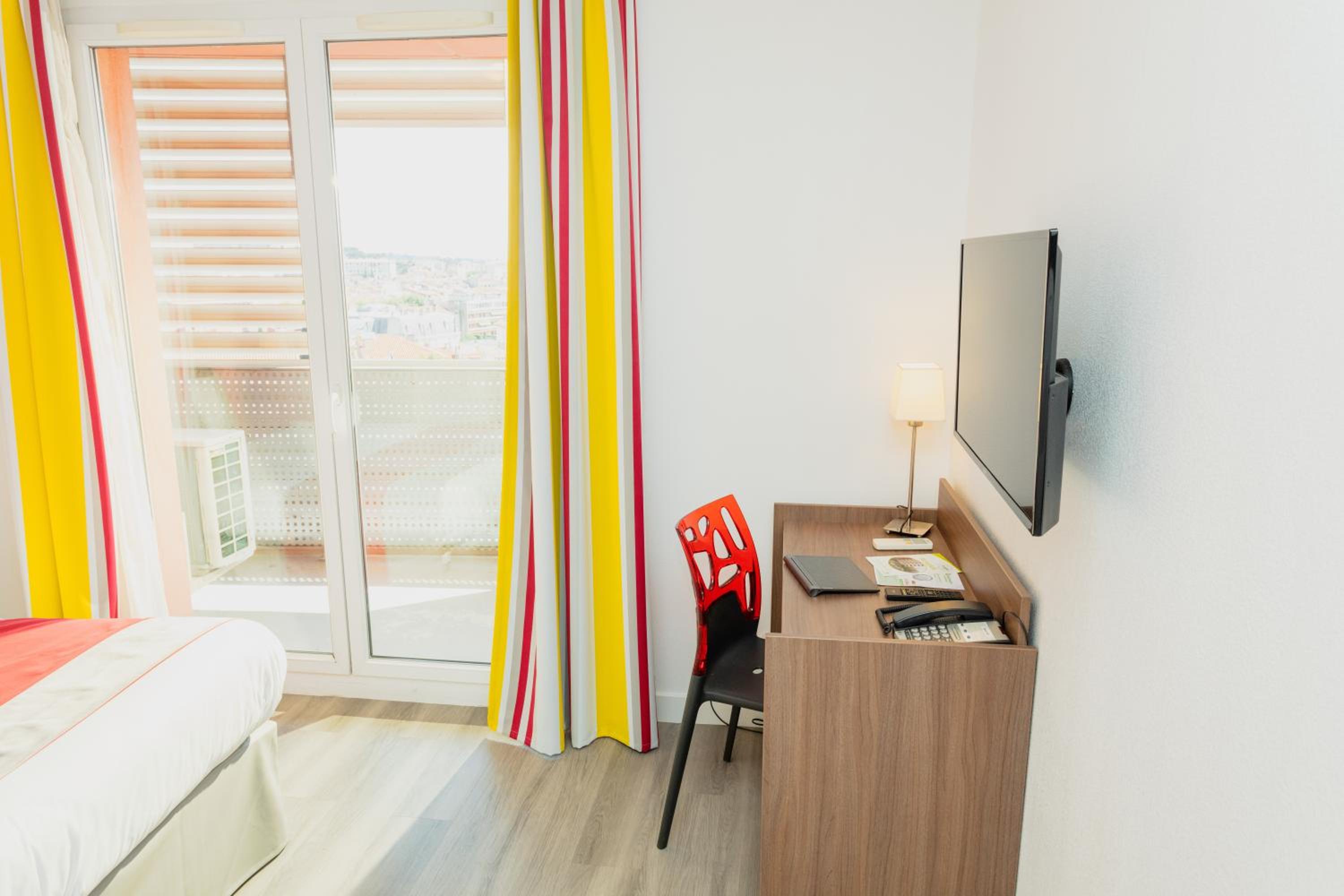 Comfort Studio Twin with Balcony - Photo 2