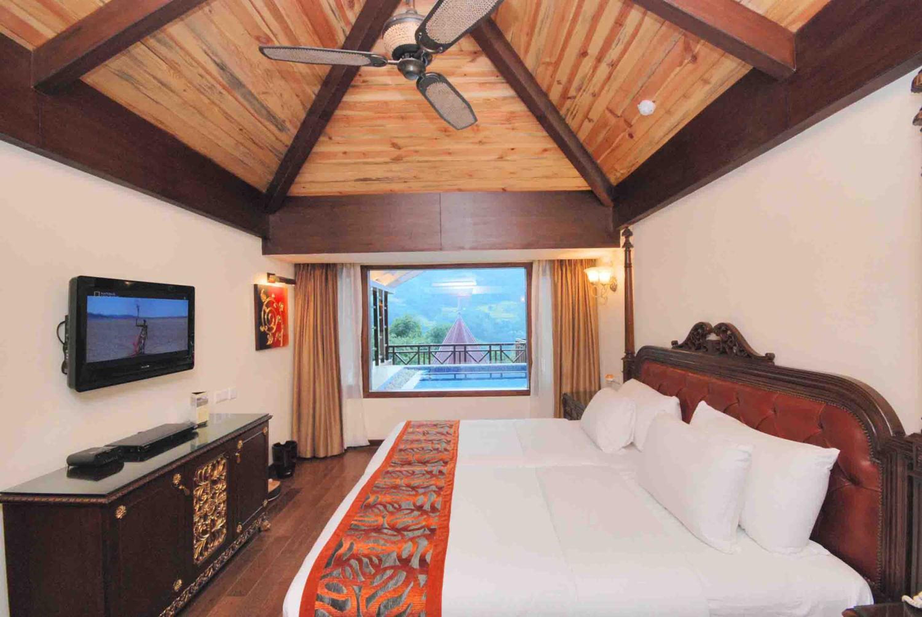 Royal Villa - 10% Discount on Foods & Soft Beverages* | 15% Discounts on Laundry Services* | INR 500 spa credit during your stay on selective Massage services. TnC Apply.* | Free Minibar - 2 cans of soft Beverages (Once on Arrival) - Photo 6