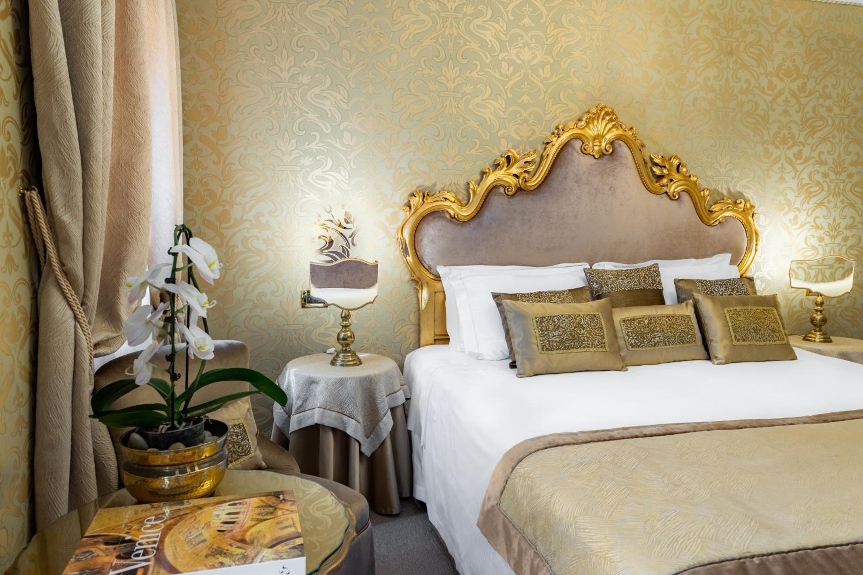 Superior Double Room with San Marco View thumbnail 6