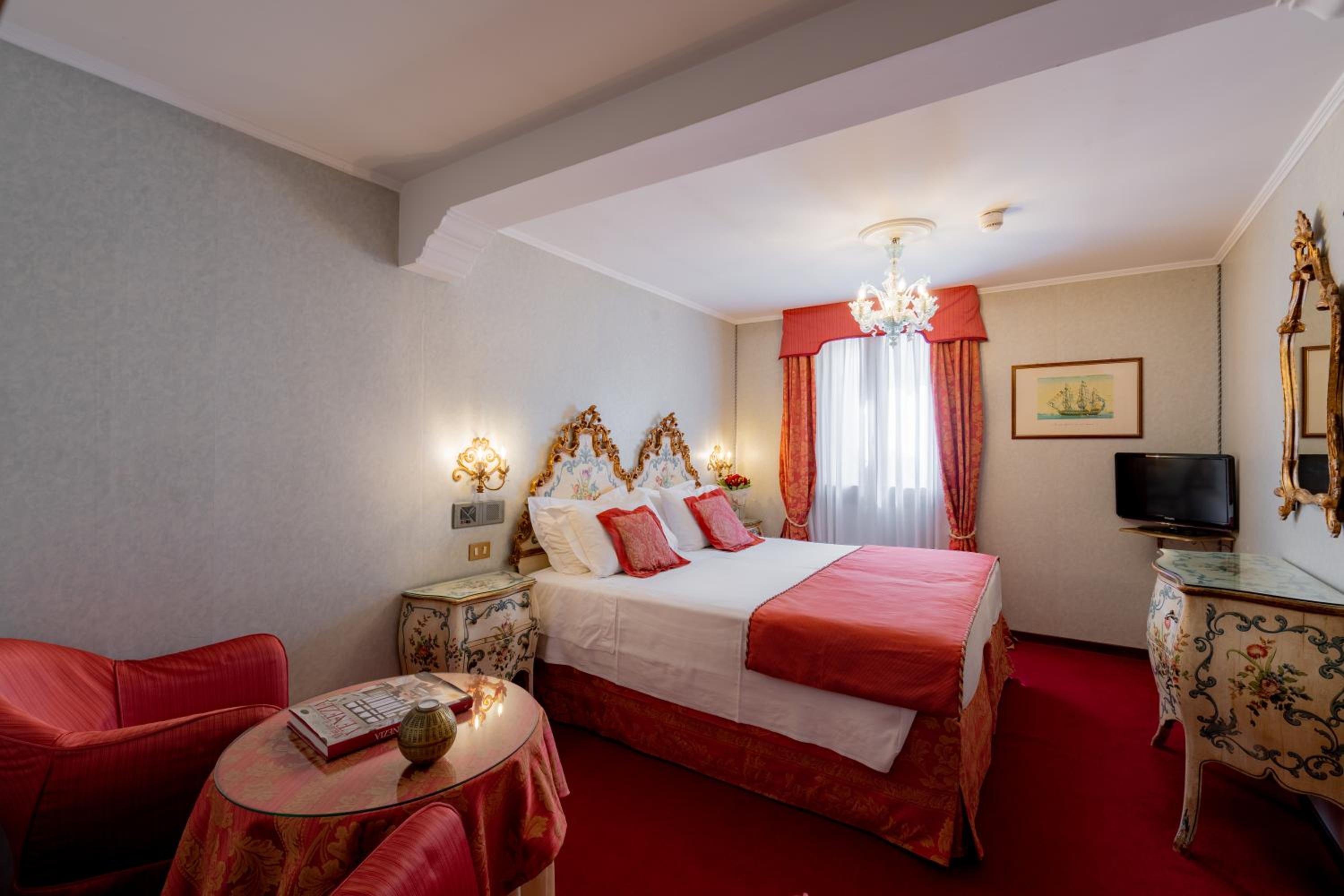Classic Double Venetian Room
