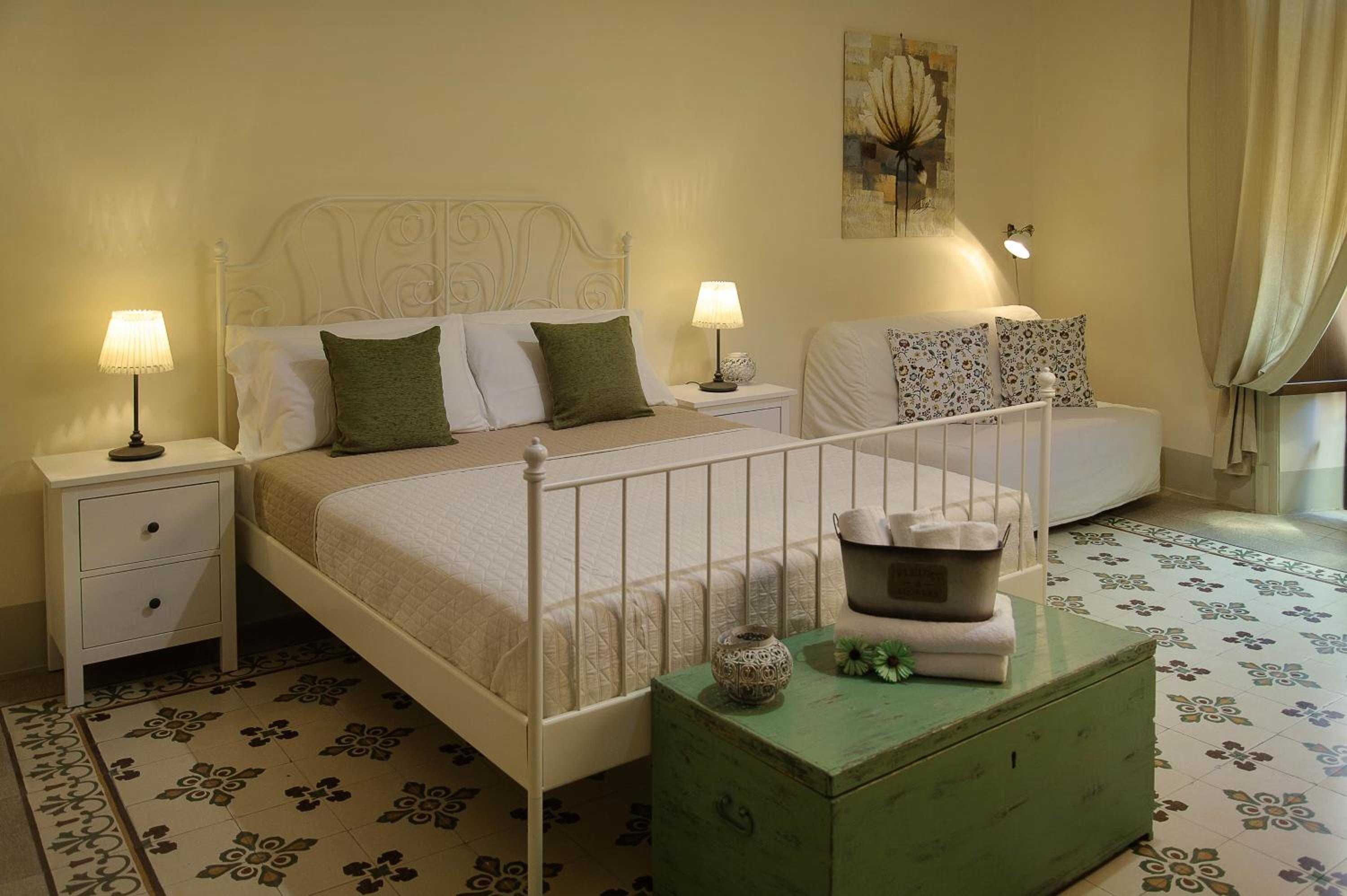 Deluxe Double Room with Balcony - Photo 7