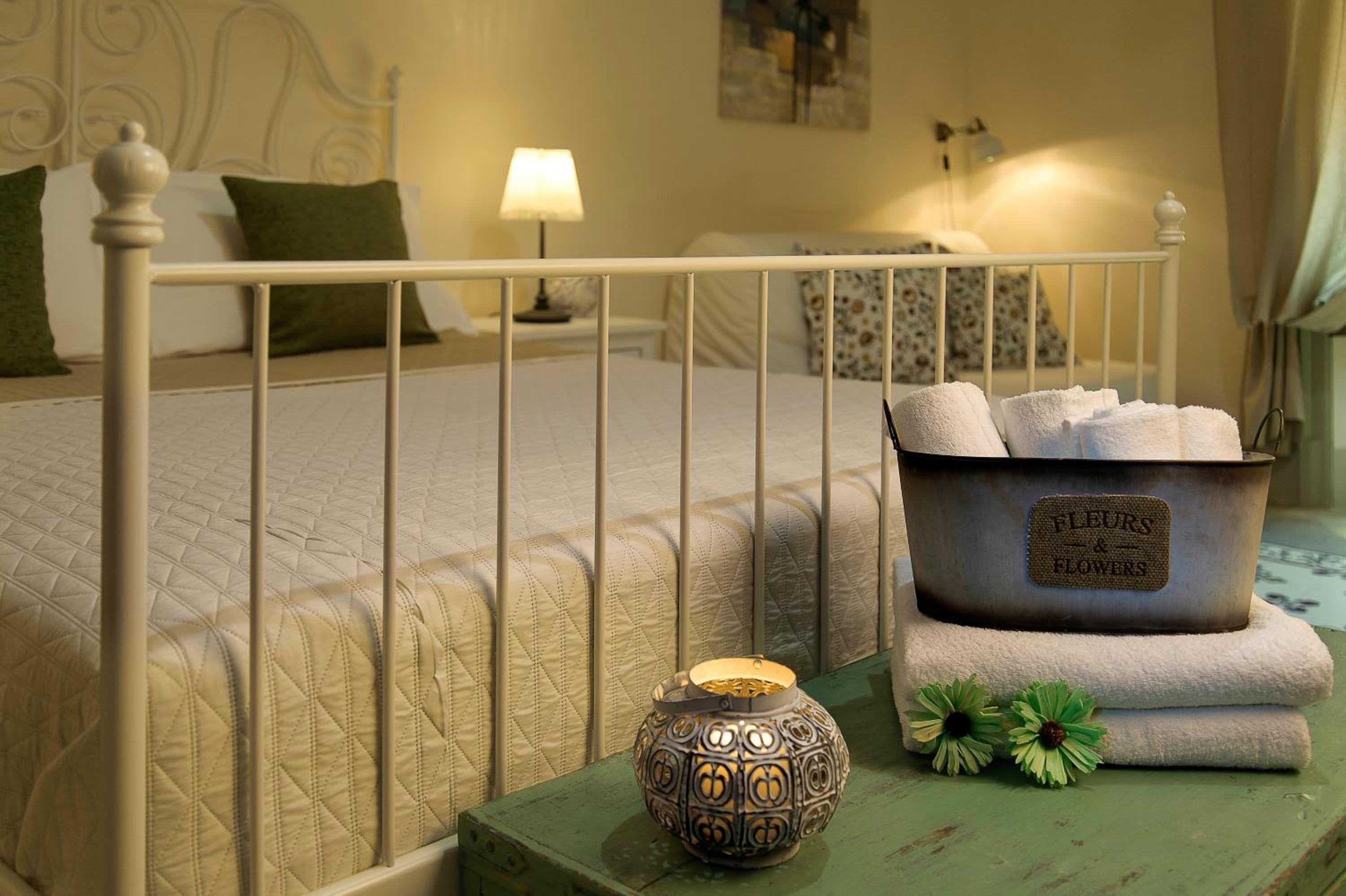 Deluxe Double Room with Balcony - Photo 6