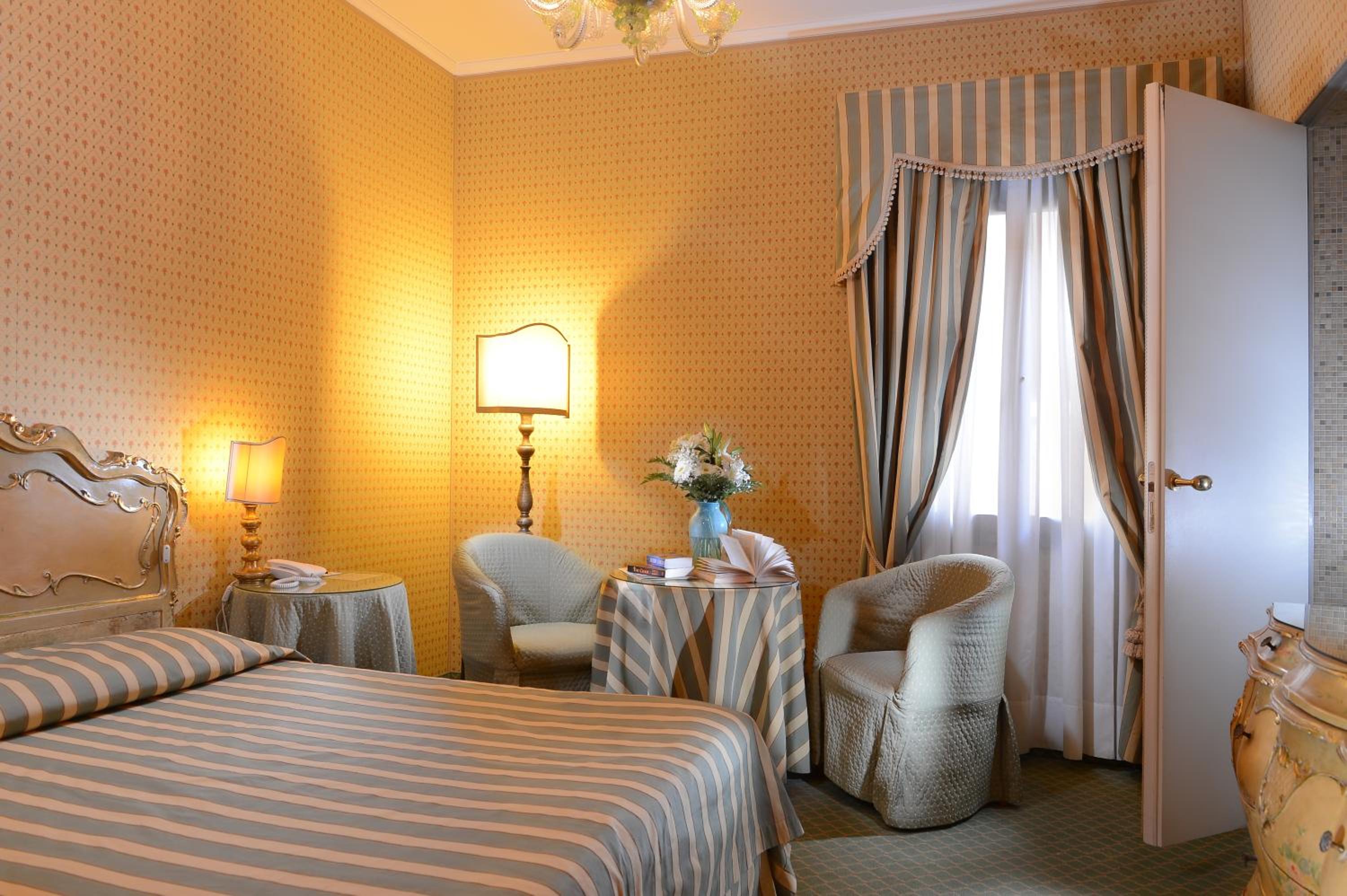 Superior Double Room thumbnail 5