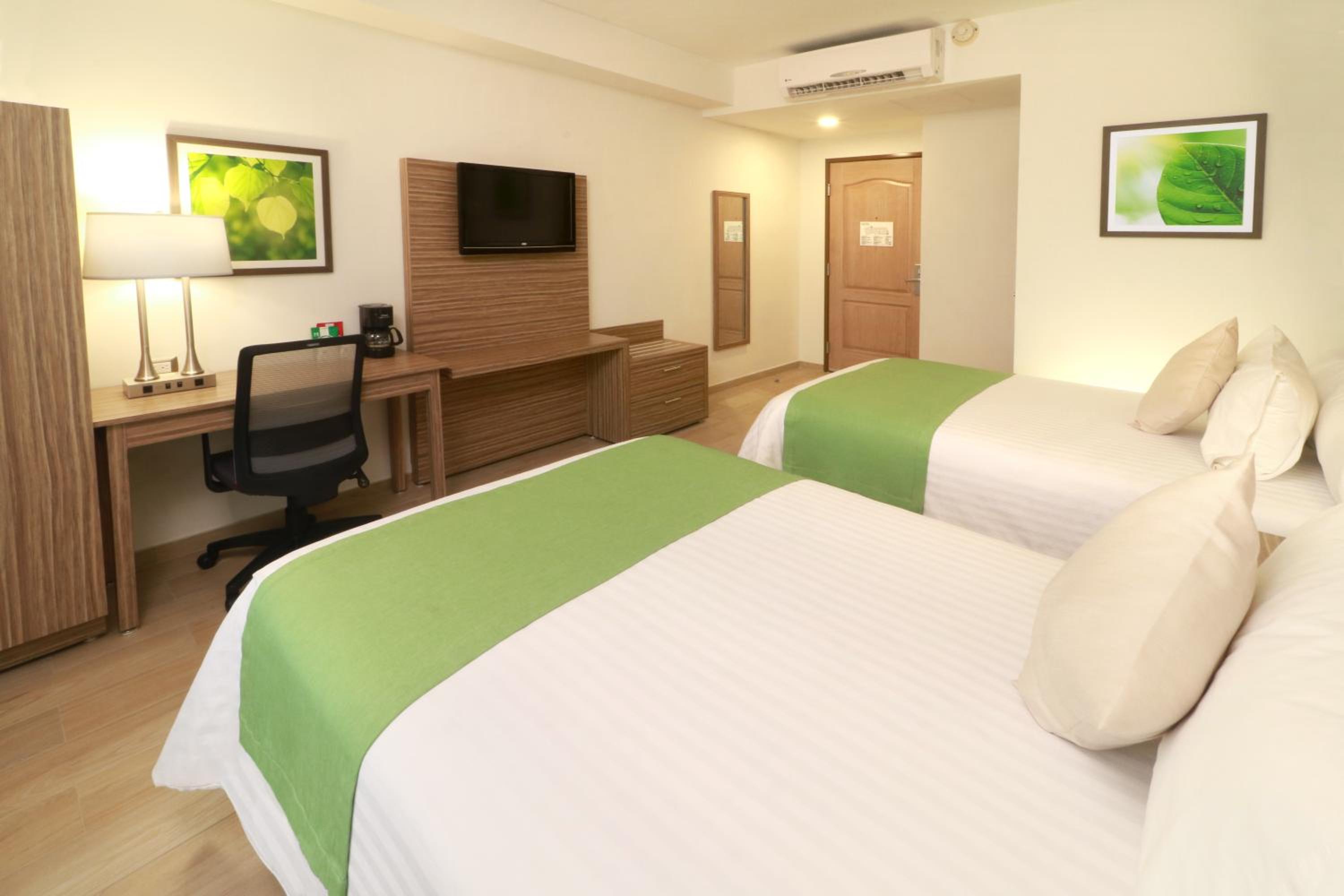 Double Room with Two Double Beds - Photo 5