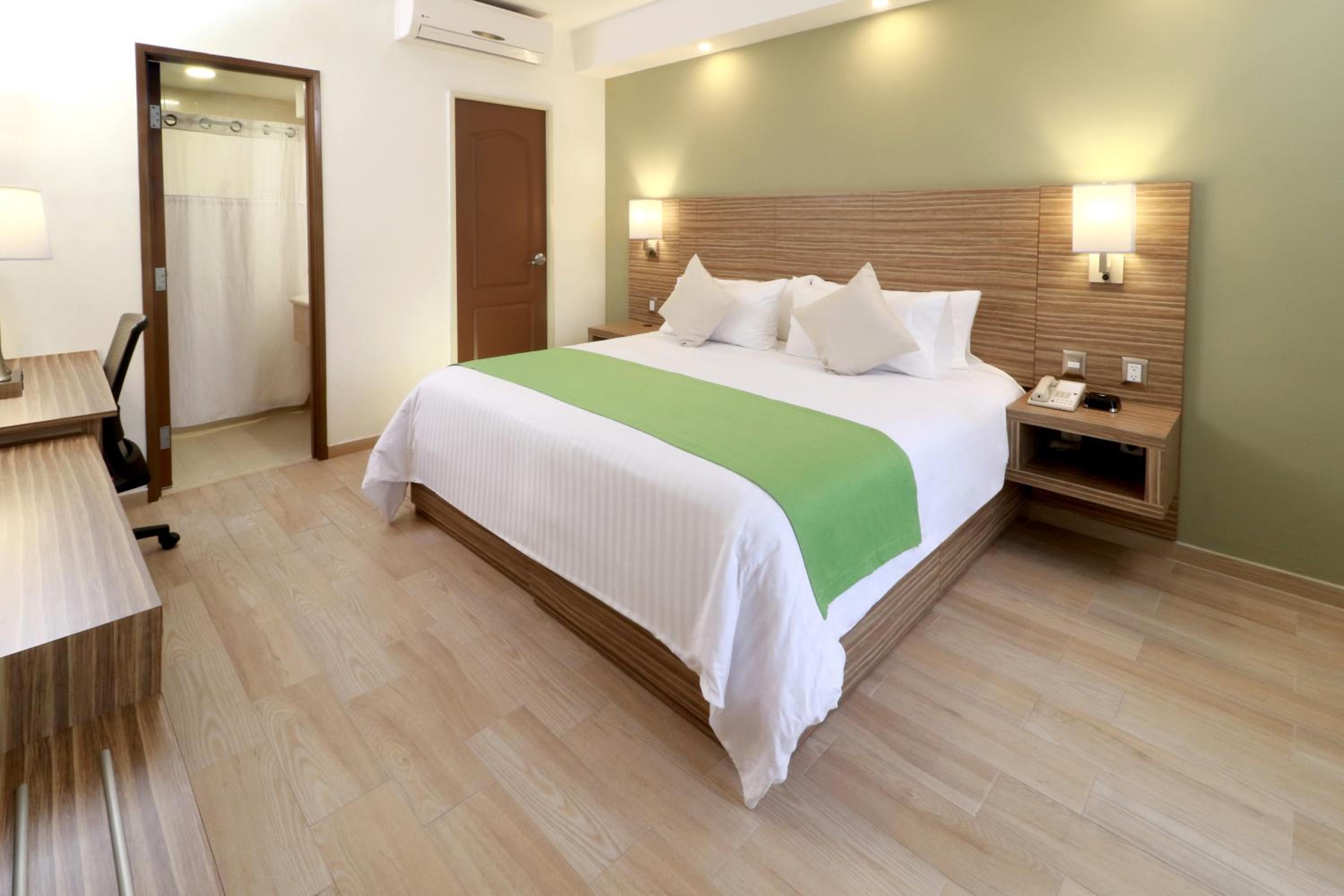 Master King One-Bedroom Suite - Non-Smoking - Photo 5