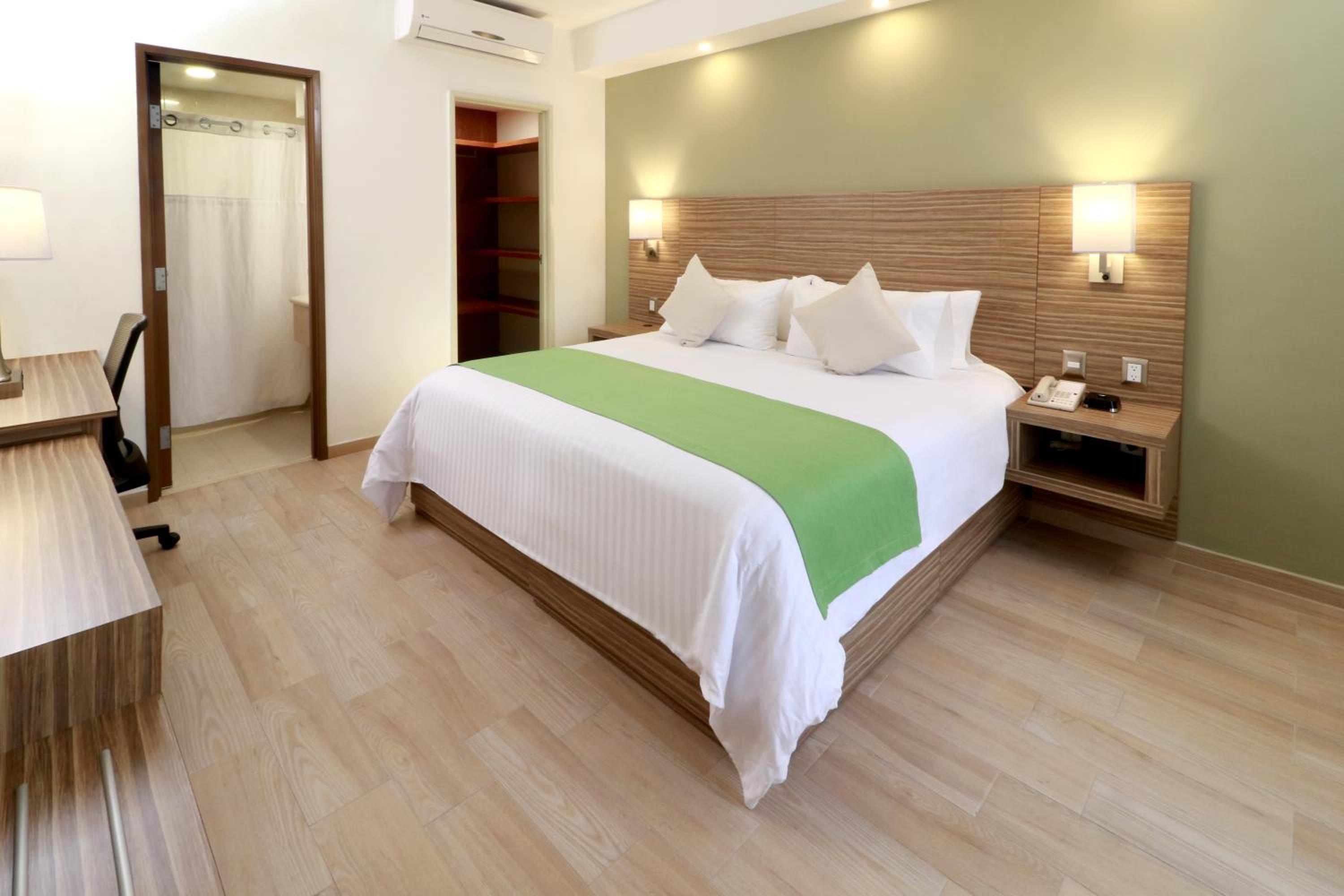 Master King One-Bedroom Suite - Non-Smoking - Photo 4