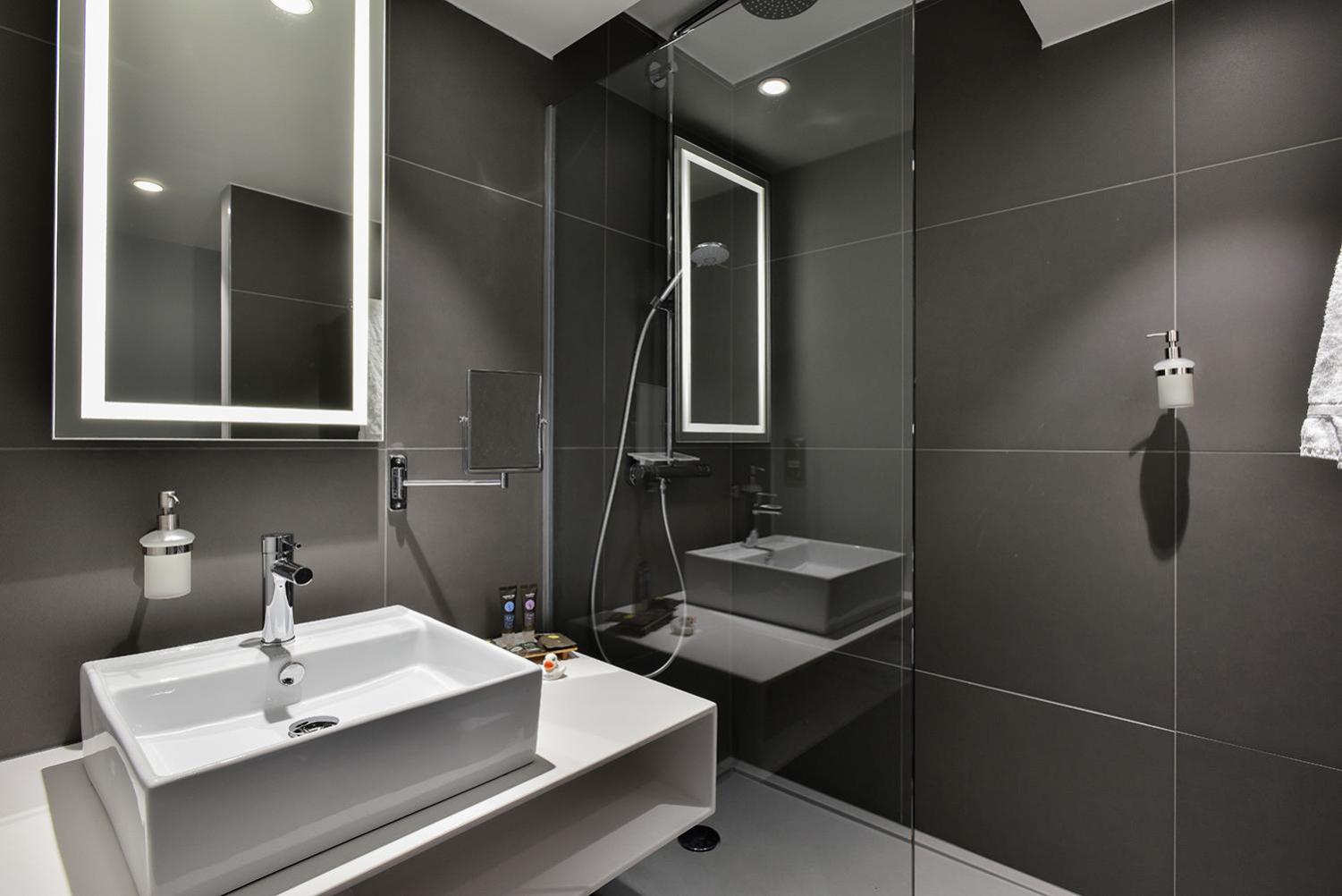 Superior King or Twin Room with Sofa Bed - Photo 4