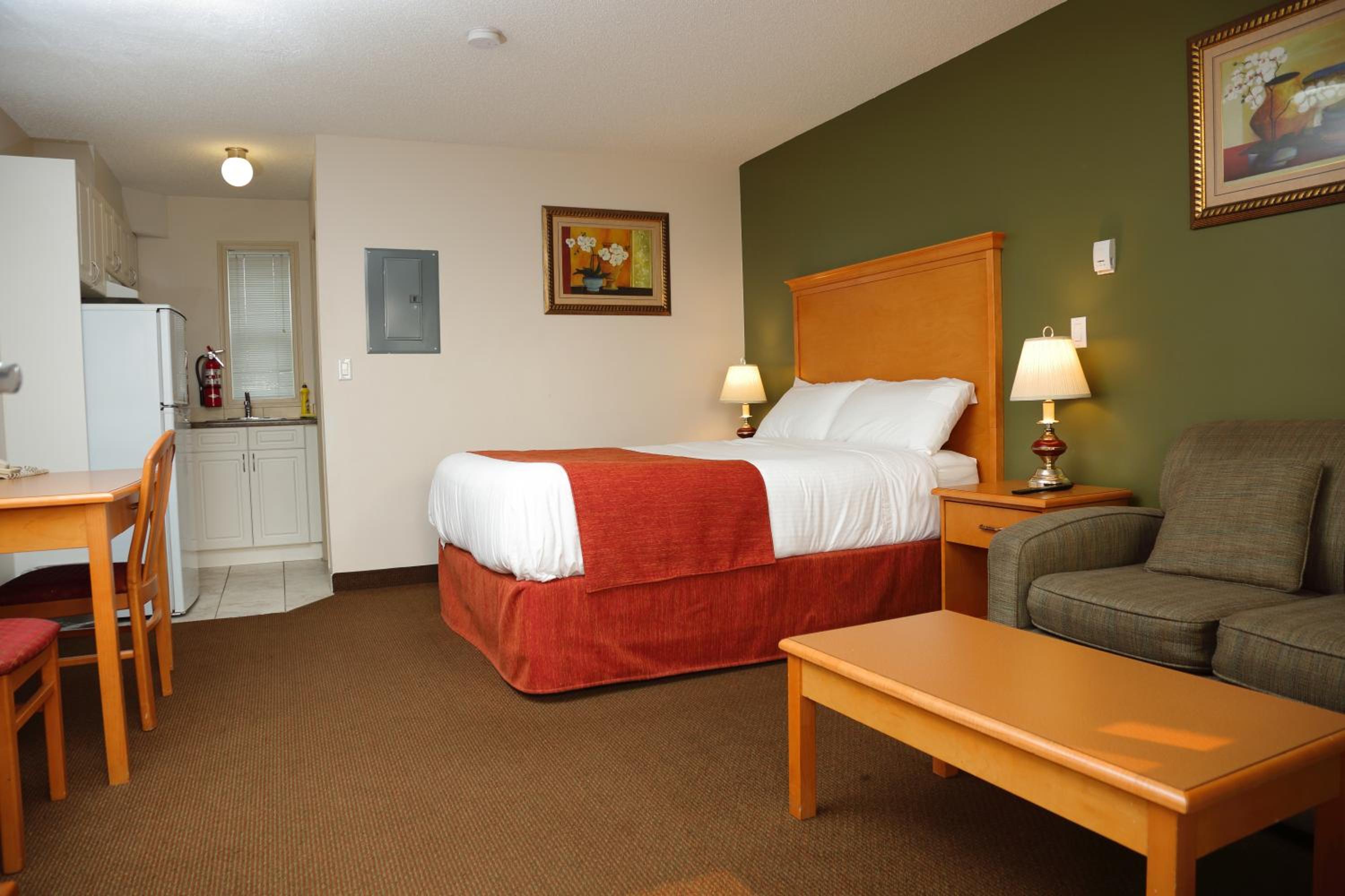 Queen Room with Kitchenette