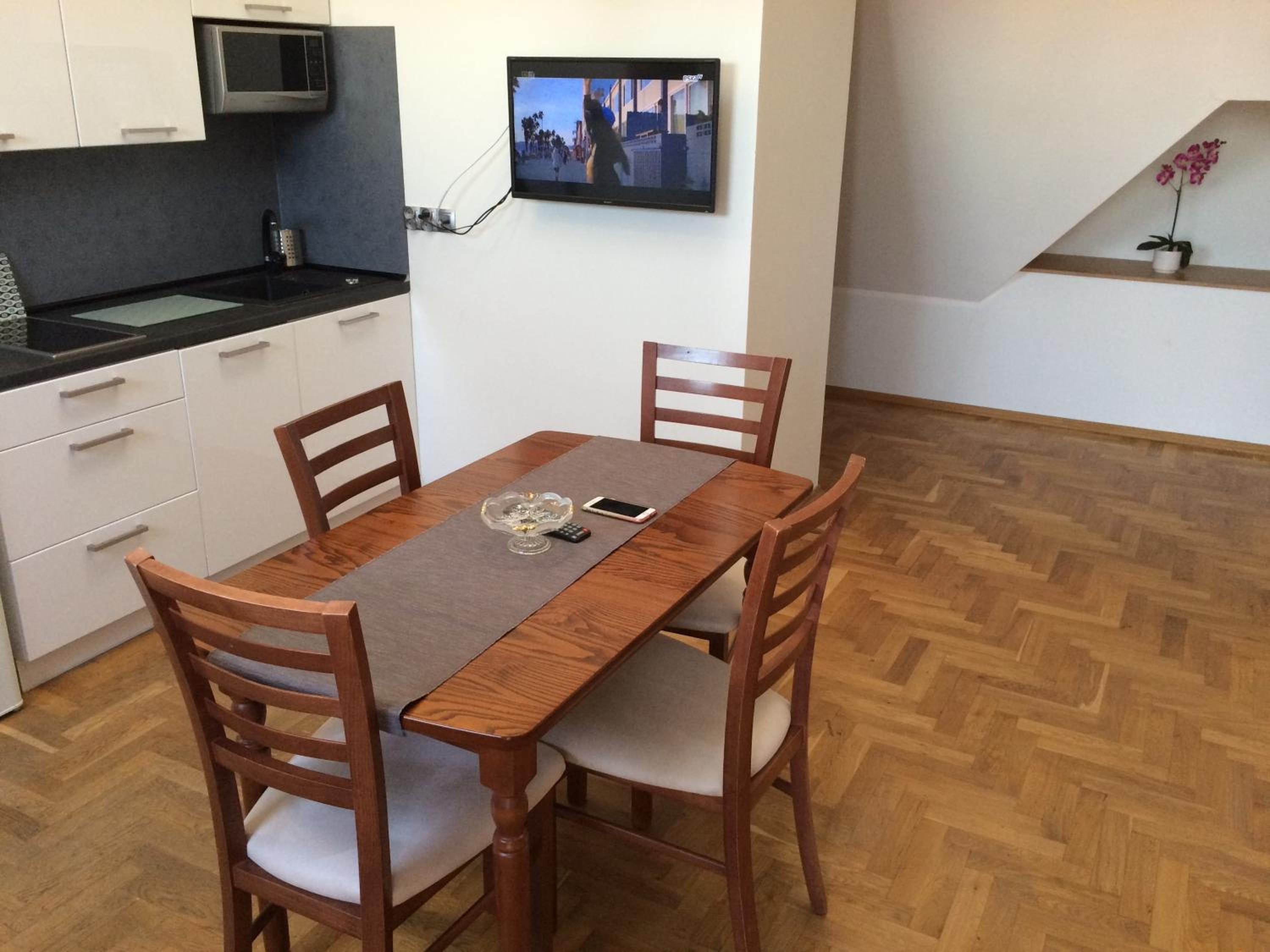 Apartment with Terrace - Photo 9