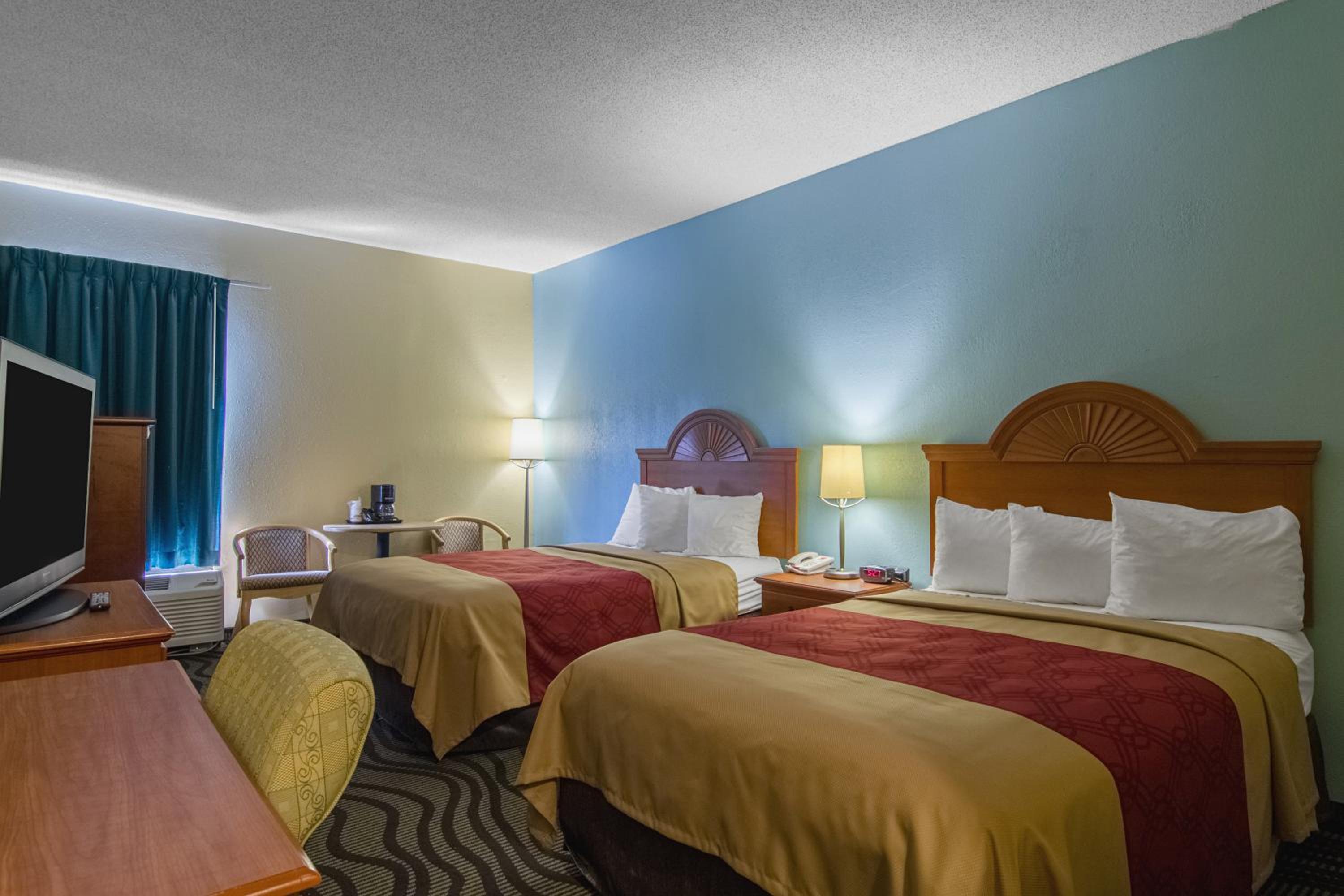 Double Room with Two Double Beds - Non-Smoking - Photo 4