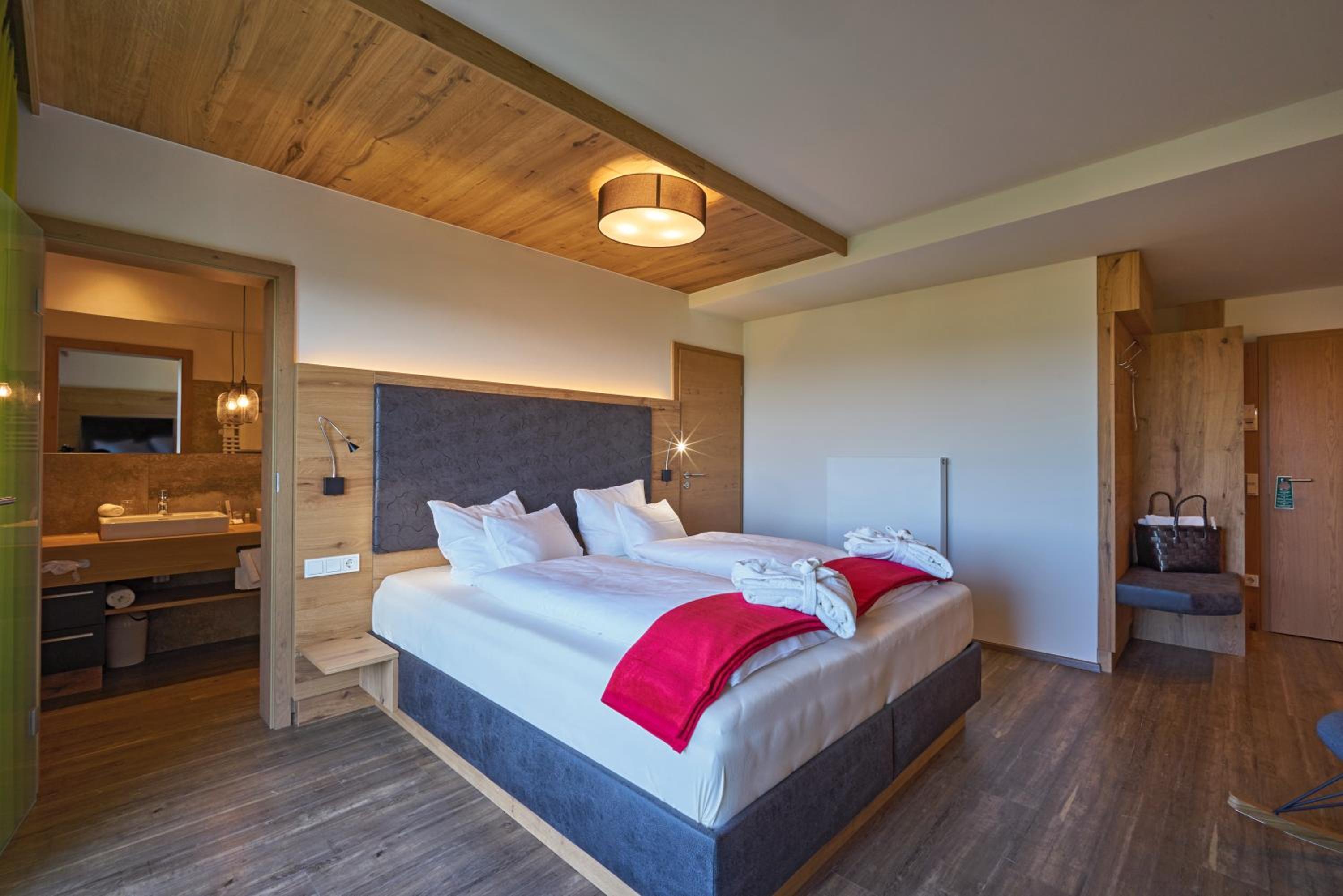 Deluxe King Room - Photo 5