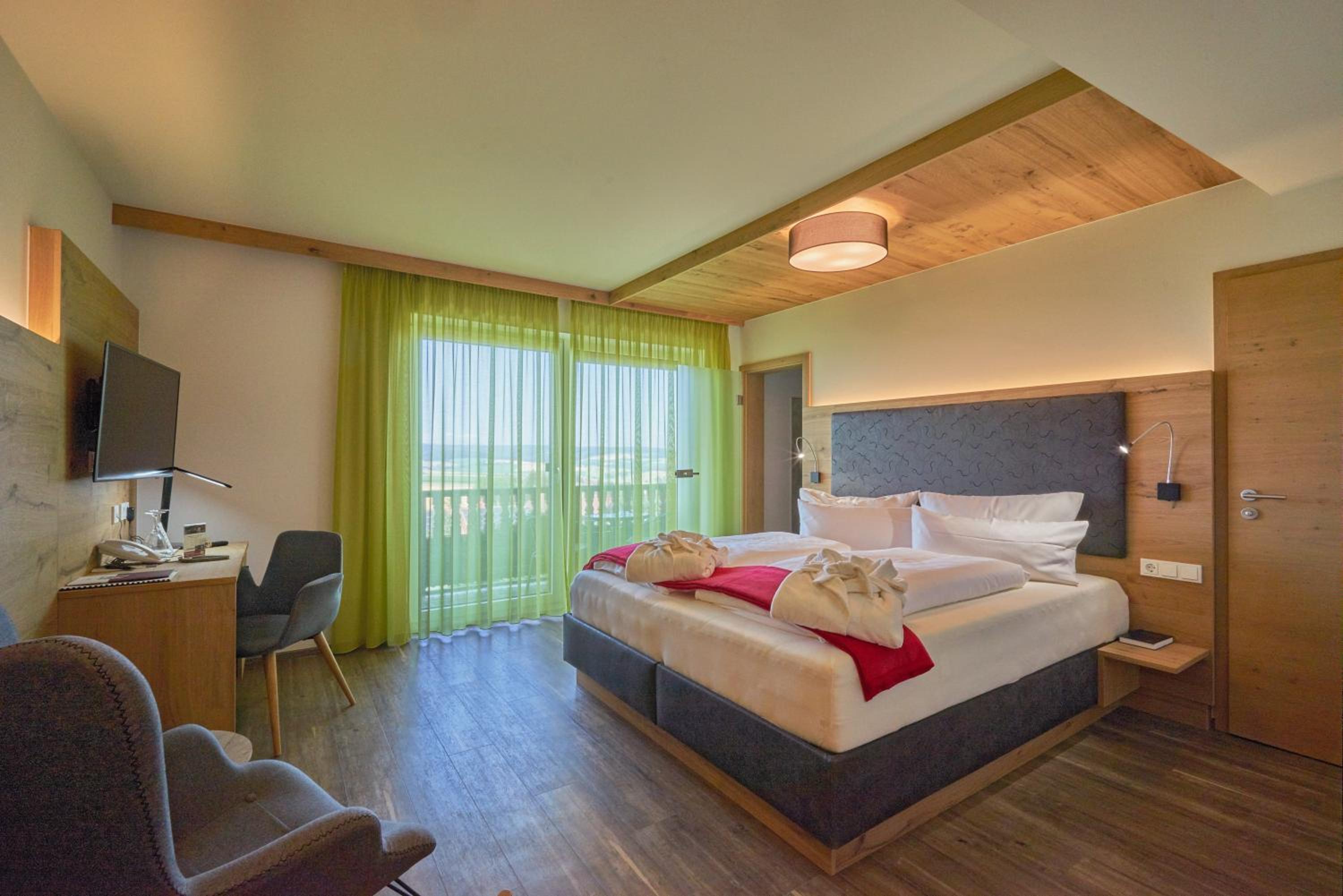 Deluxe King Room - Photo 2