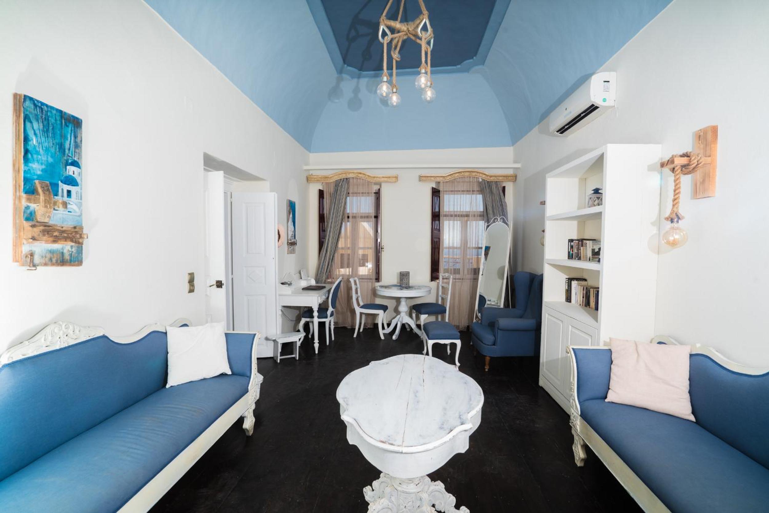 Four-Bedroom Villa with Caldera view