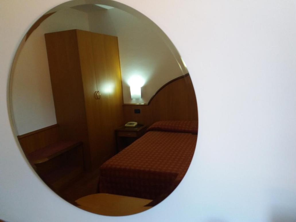 Standard King Room - Photo 6