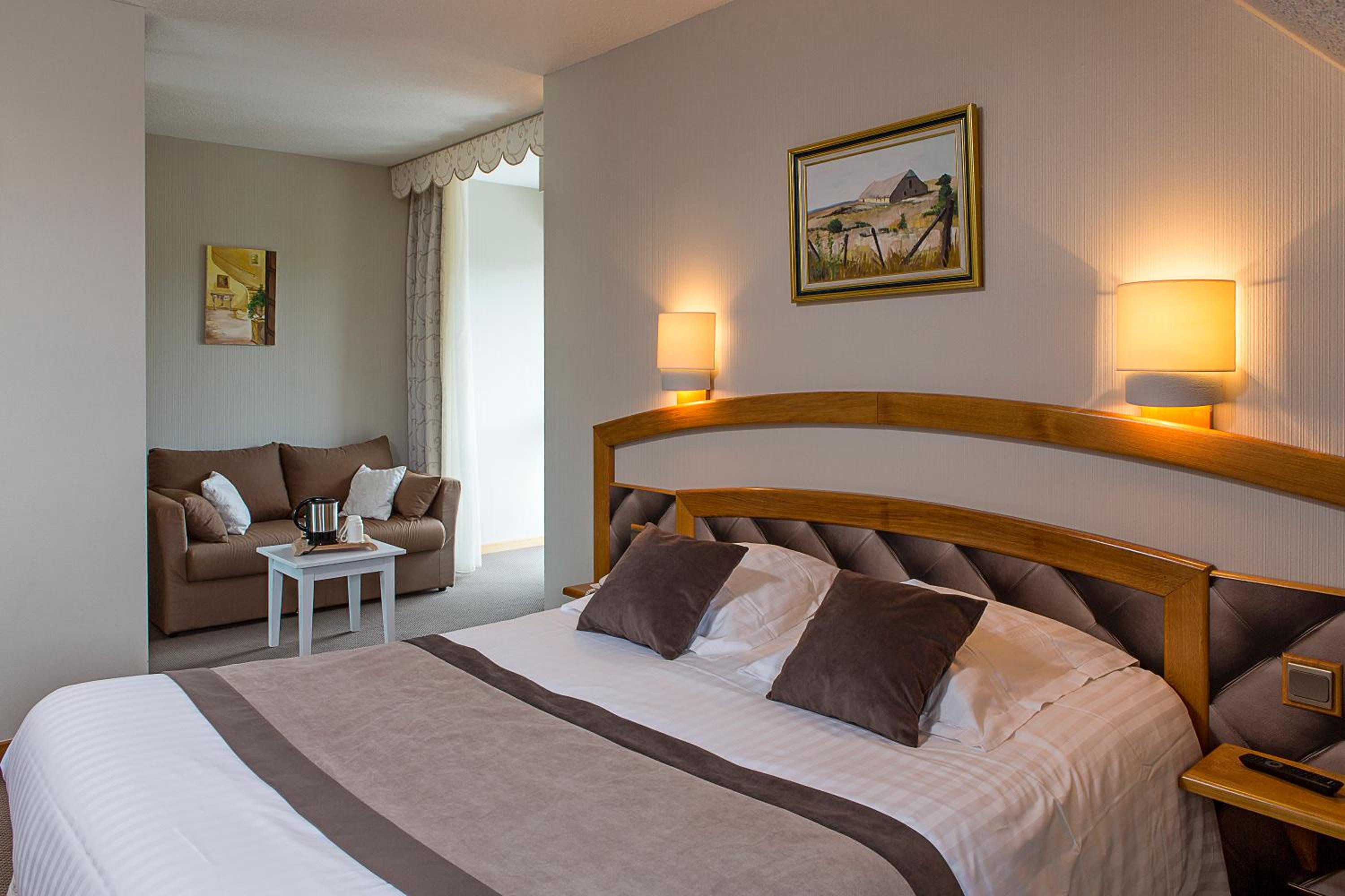 Junior Suite with Queen Bed and Sofa Bed - Non-Smoking photo 2