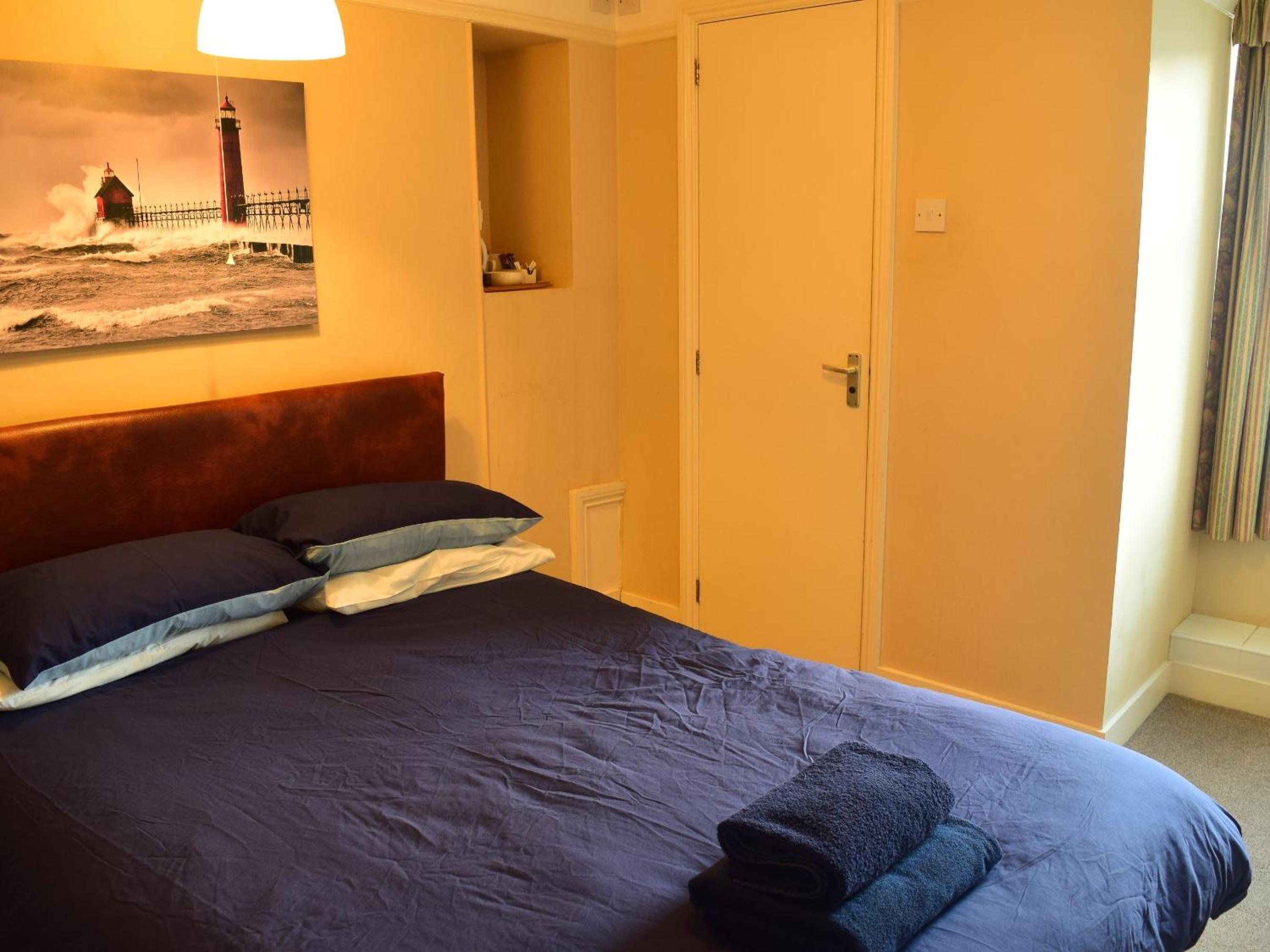 Budget Double Room - Photo 7