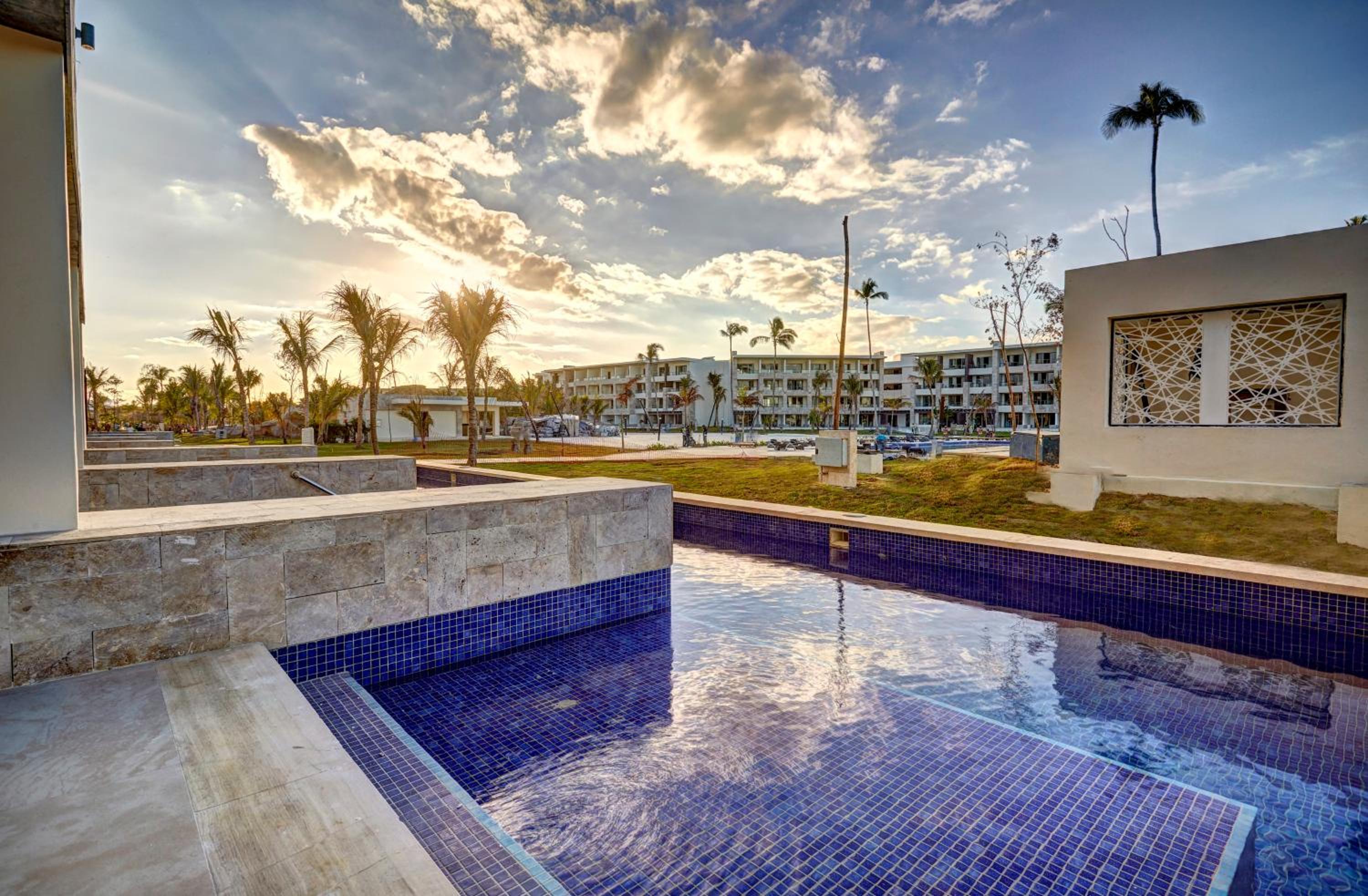 Luxury Junior Suite Swim Out thumbnail 6