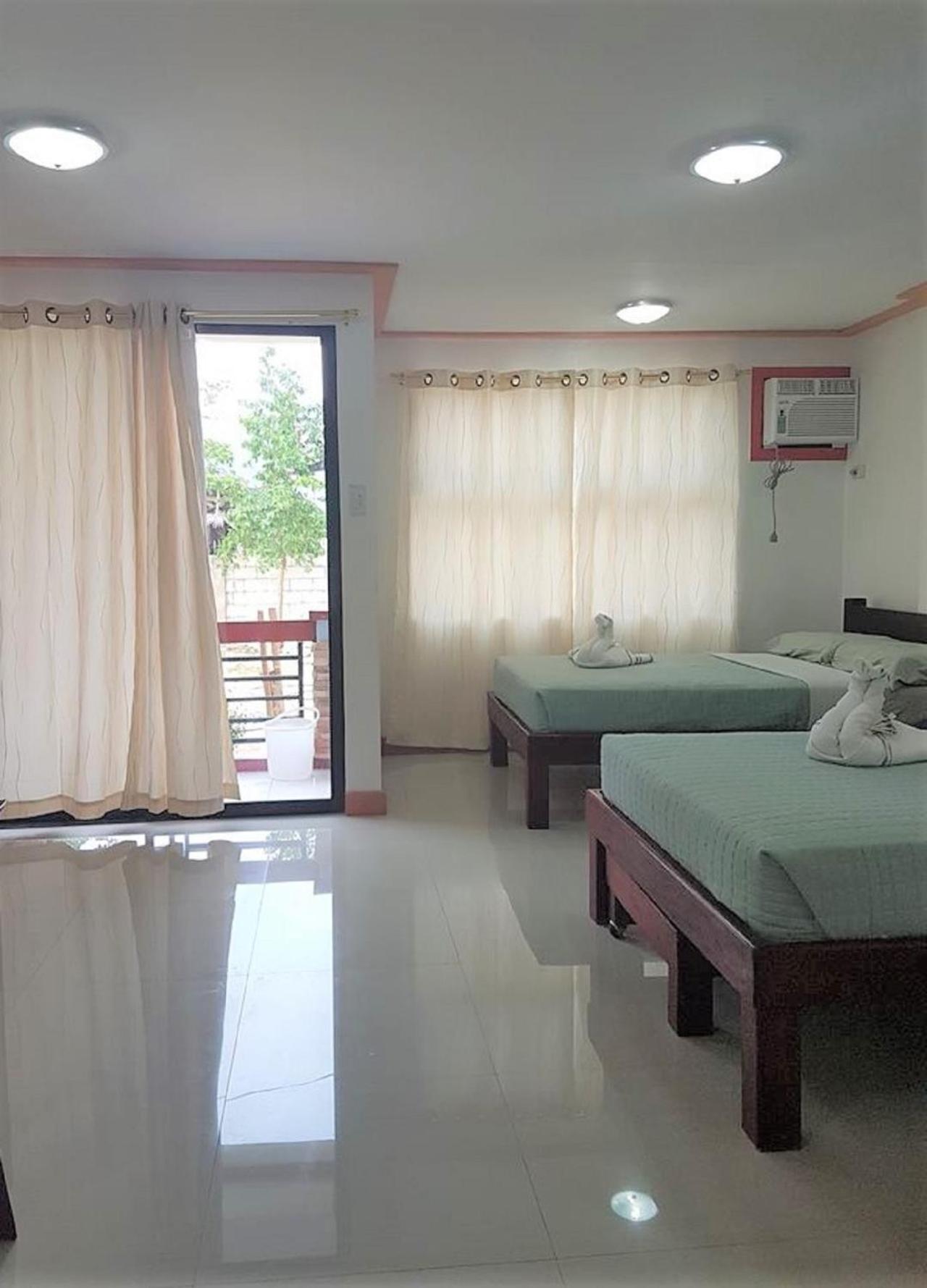 Deluxe Family Suite - Photo 4