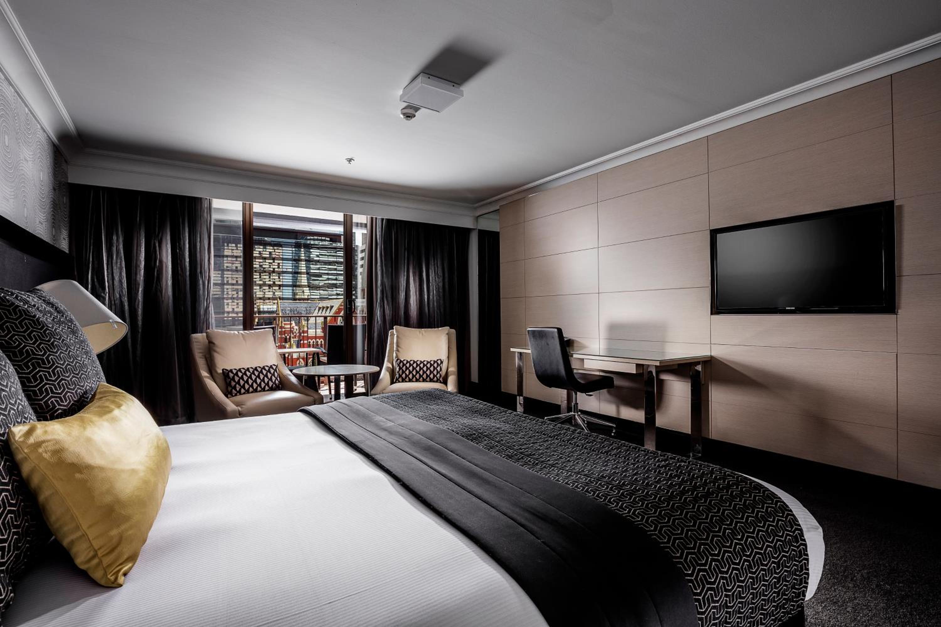 Deluxe King Room with Balcony - Photo 1