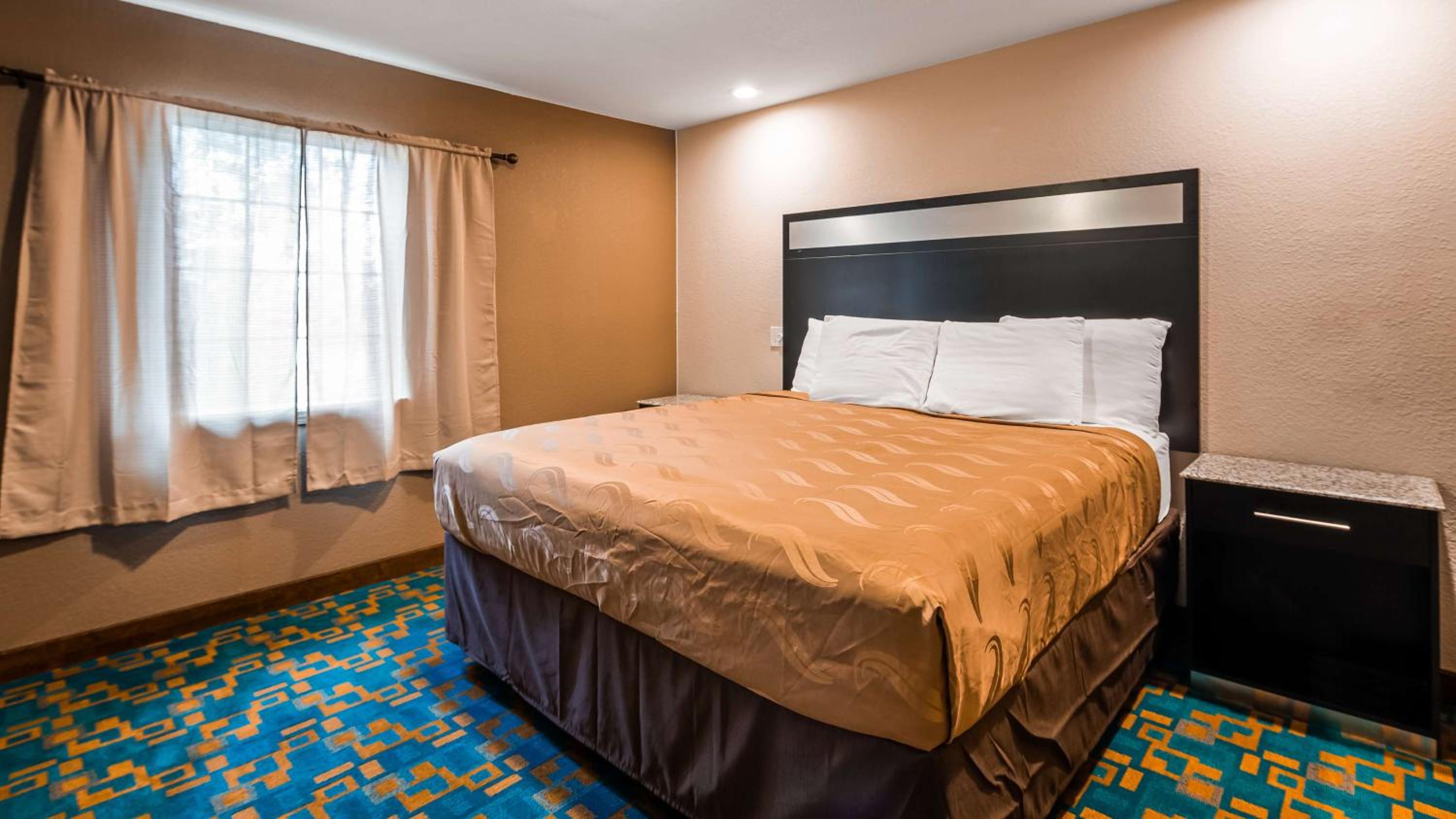 Queen Room with Three Queen Beds - Non-Smoking photo 3