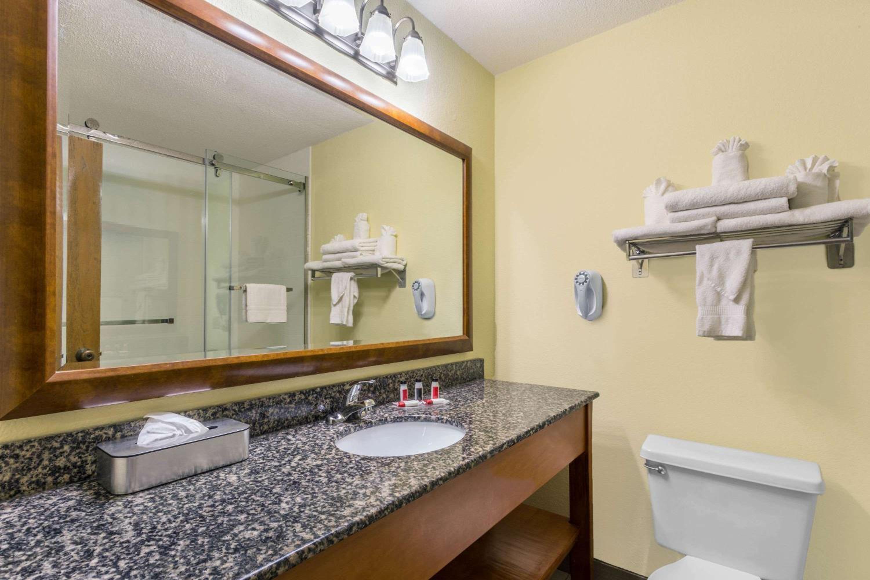King Suite with Tub - Accessible/Non-Smoking - Photo 2