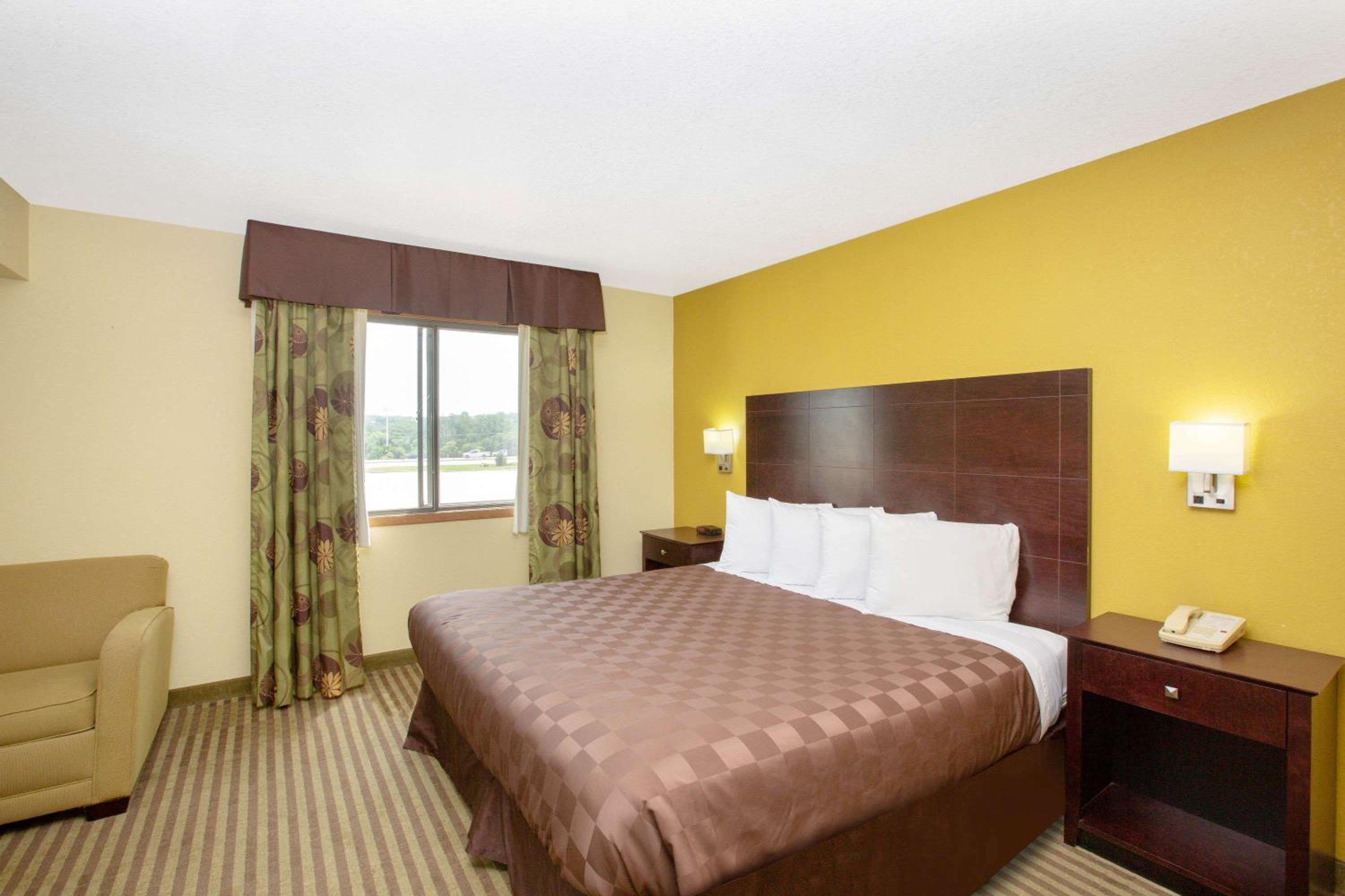 Deluxe King Room - Non-Smoking photo 1