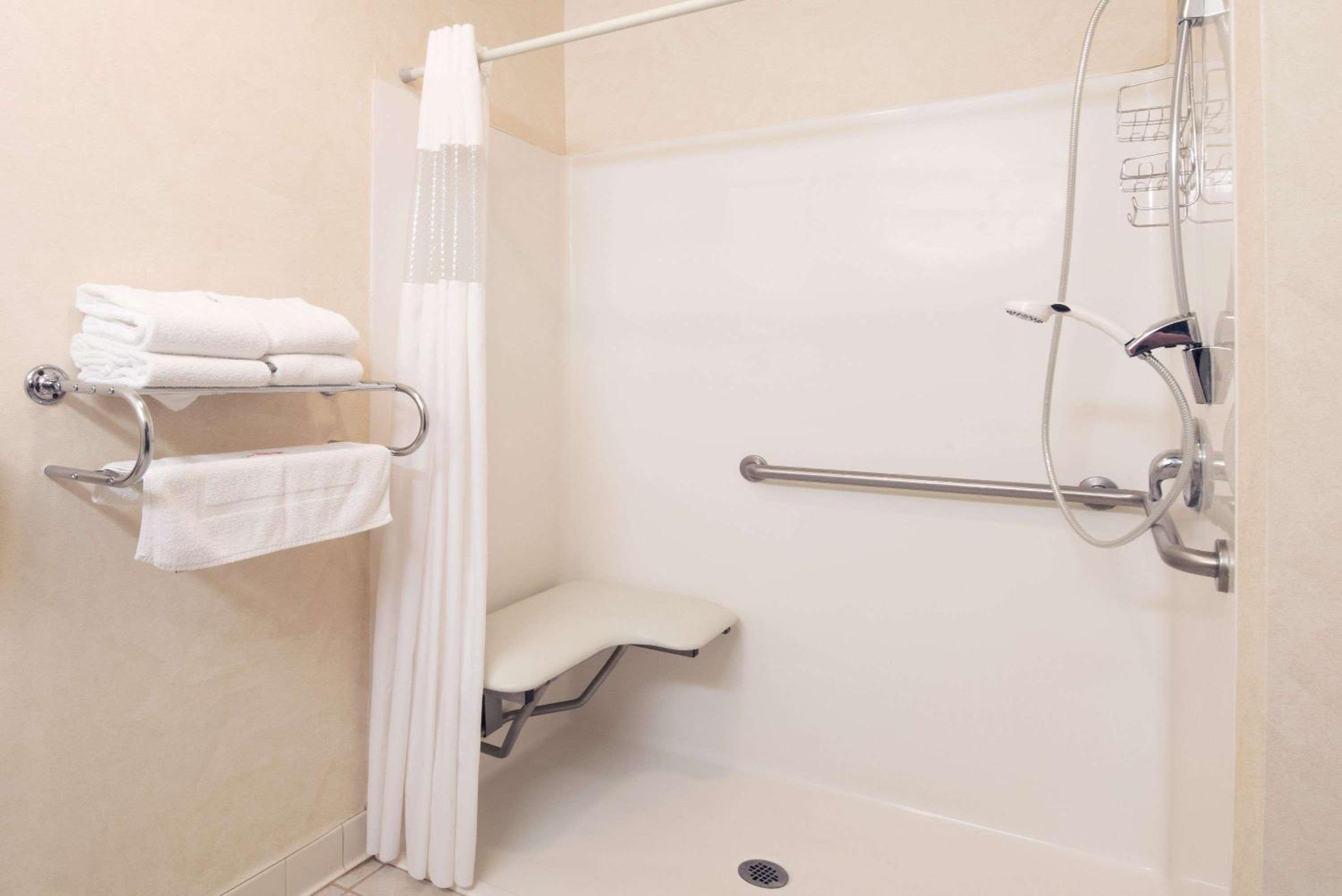 Queen Room with Two Queen Beds - Mobility Access/Non-Smoking - Photo 3