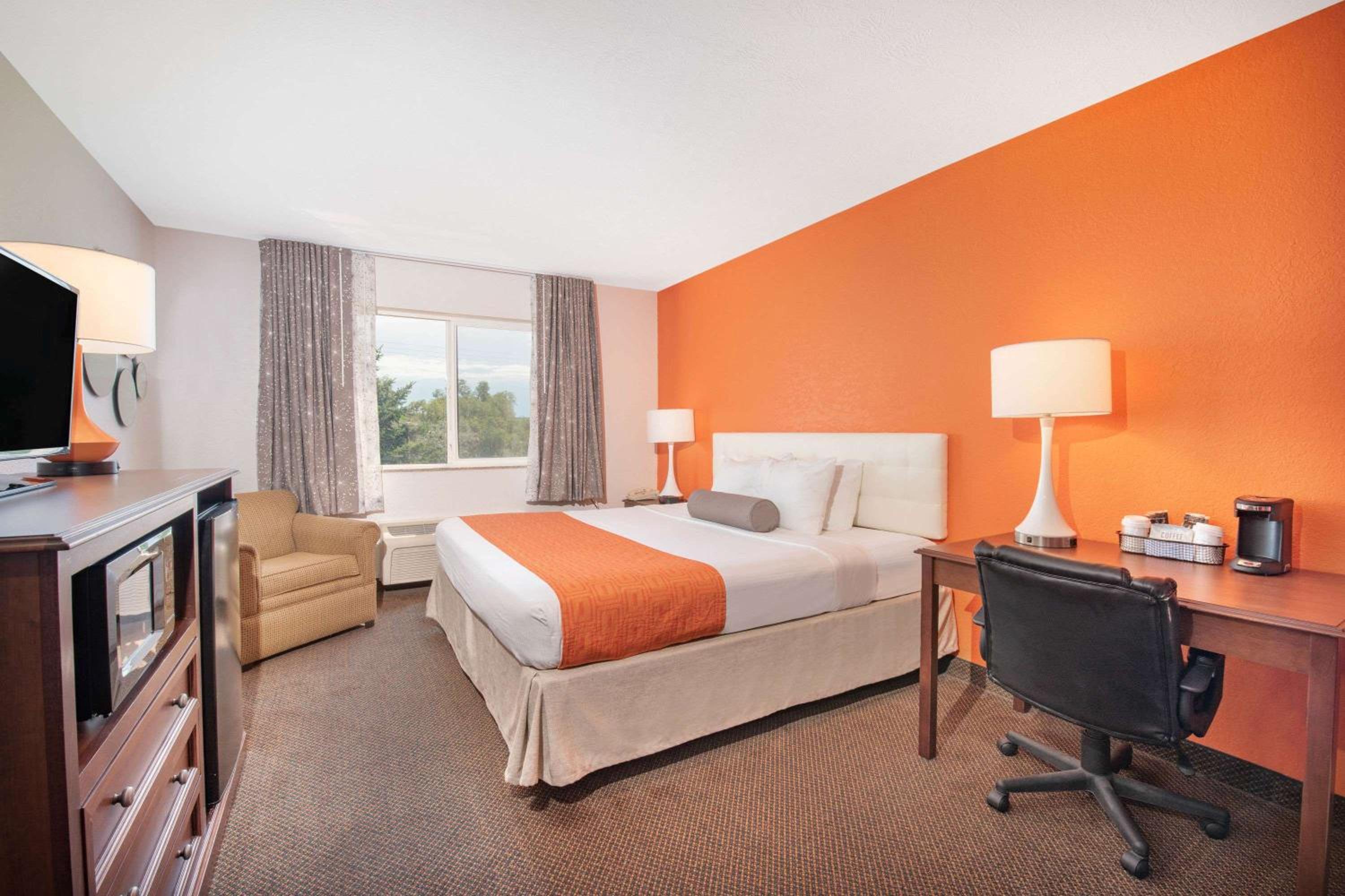 King Room - Non-Smoking - Photo 1