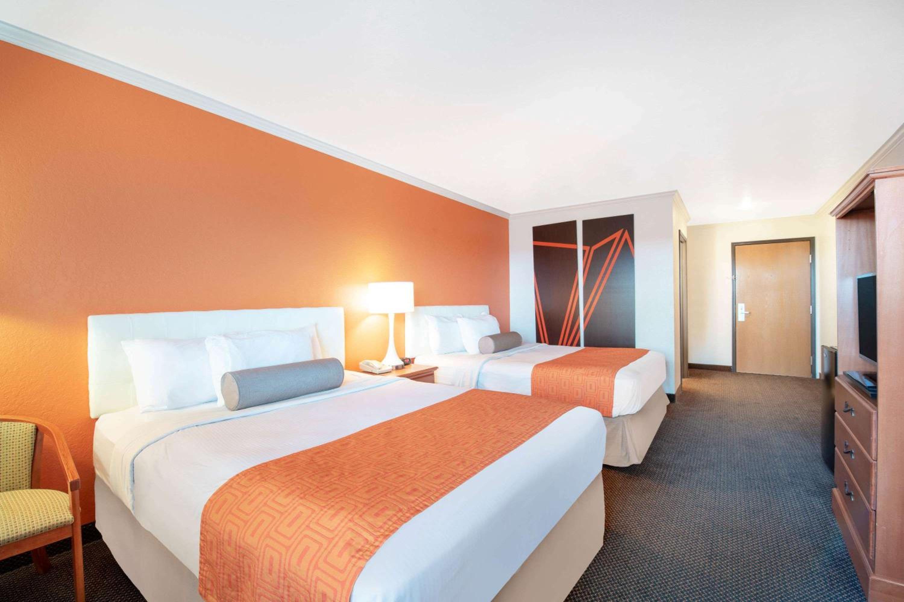 Queen Room with Two Queen Beds - Non-Smoking - Photo 1